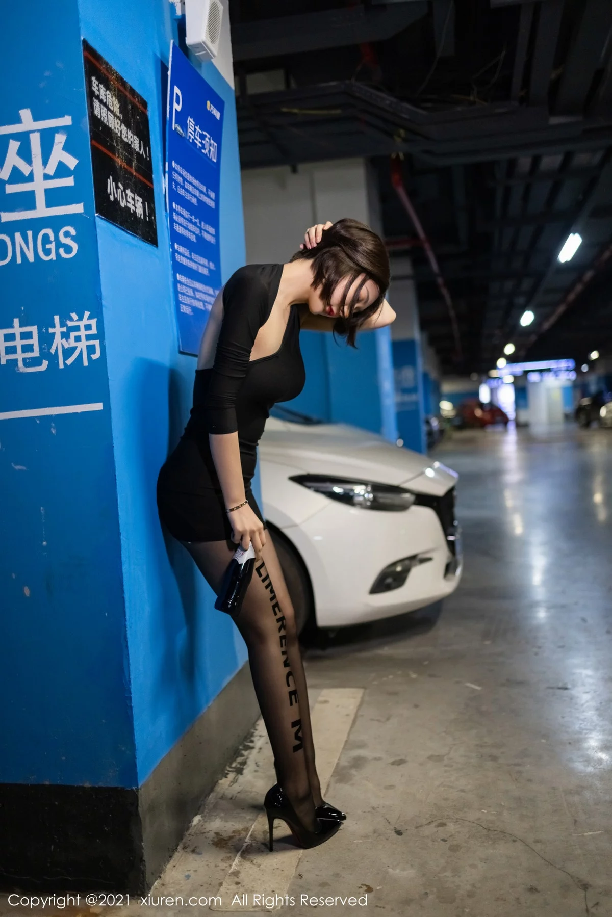 女神Angela00户外剧情主题拍摄低胸礼裙配黑丝裤袜极致魅惑写真48P-第1章-图片2