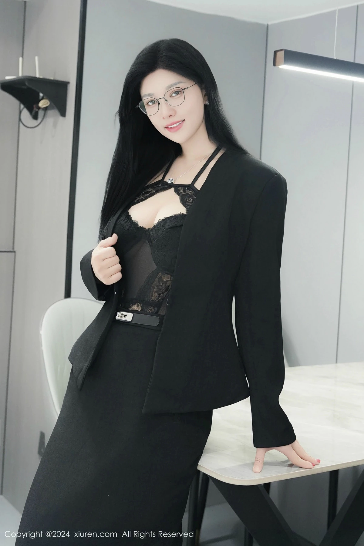 模特雅茹老师性感黑色西服露黑色情趣内衣秀柔美身姿诱惑写真81P-第1章-图片2