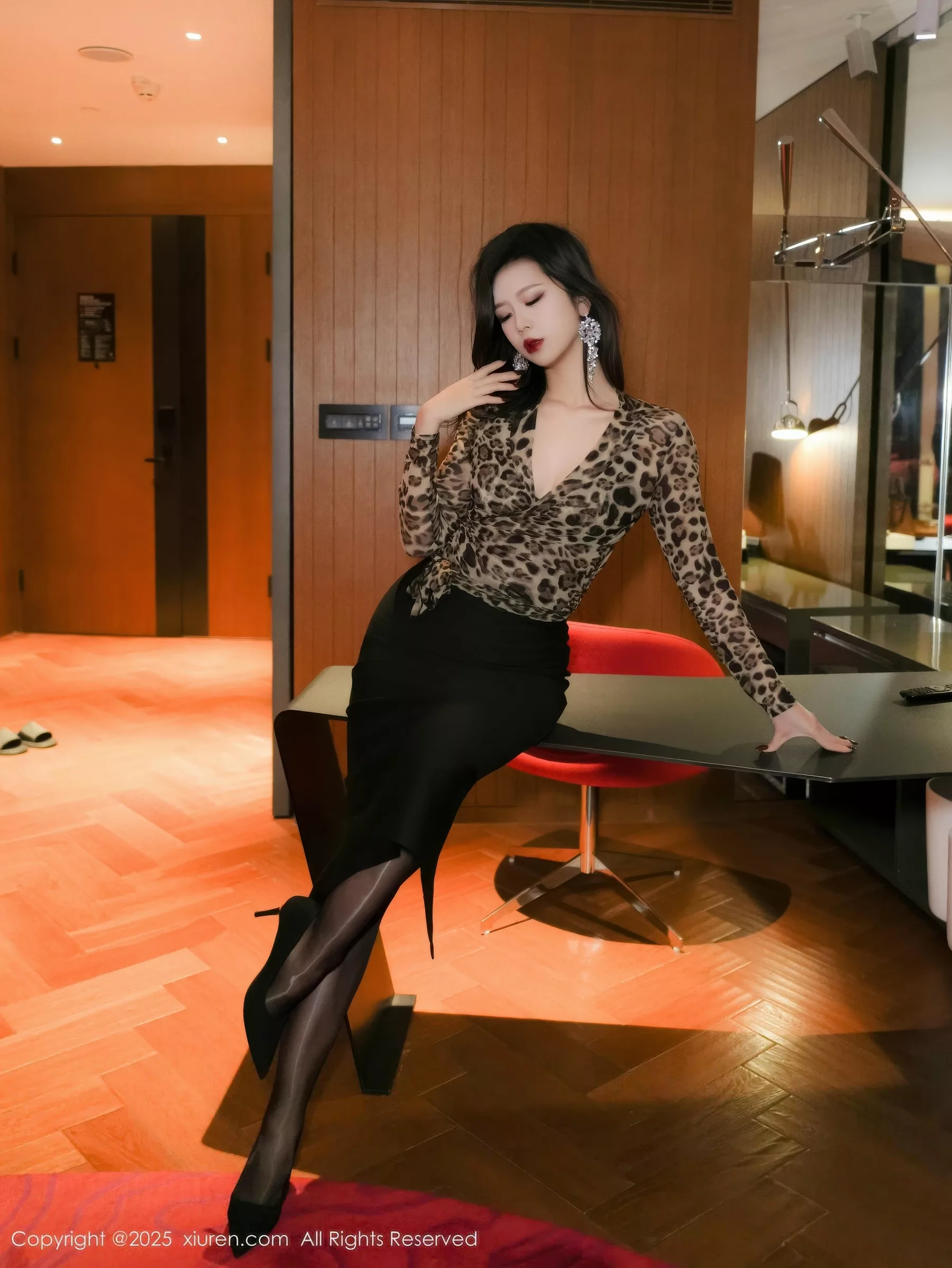 模特玫瑰我爱你性感豹纹服饰配黑短裙露黑色丝袜秀美腿诱惑写真63P-第1章-图片3