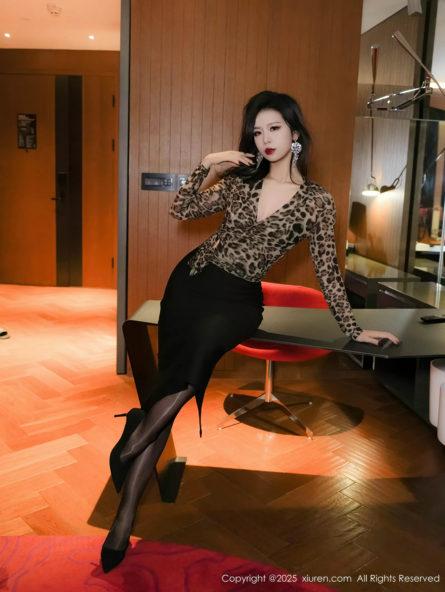 模特玫瑰我爱你性感豹纹服饰配黑短裙露黑色丝袜秀美腿诱惑写真63P-第1章-图片4