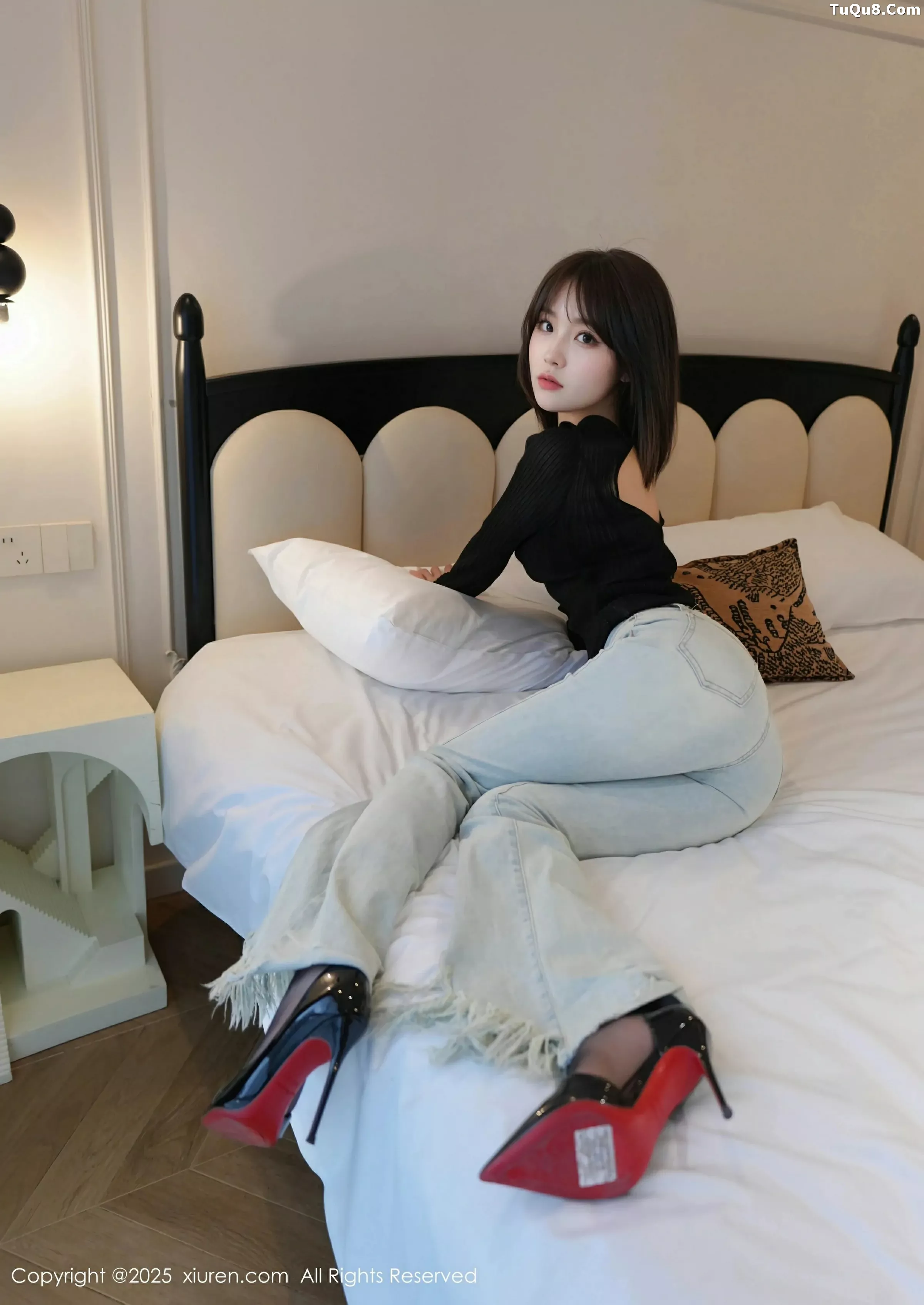 模特汁汁性感蓝色牛仔裤露超薄无内黑丝秀曼妙身姿诱惑写真56P-第1章-图片1