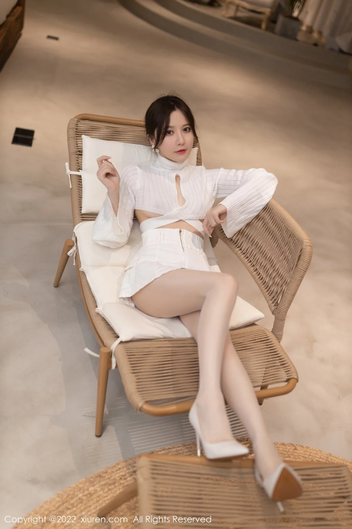 模特鱼子酱Fish纯白轻透上衣配白短裙露闪亮开档肉丝诱惑写真81P-第1章-图片1