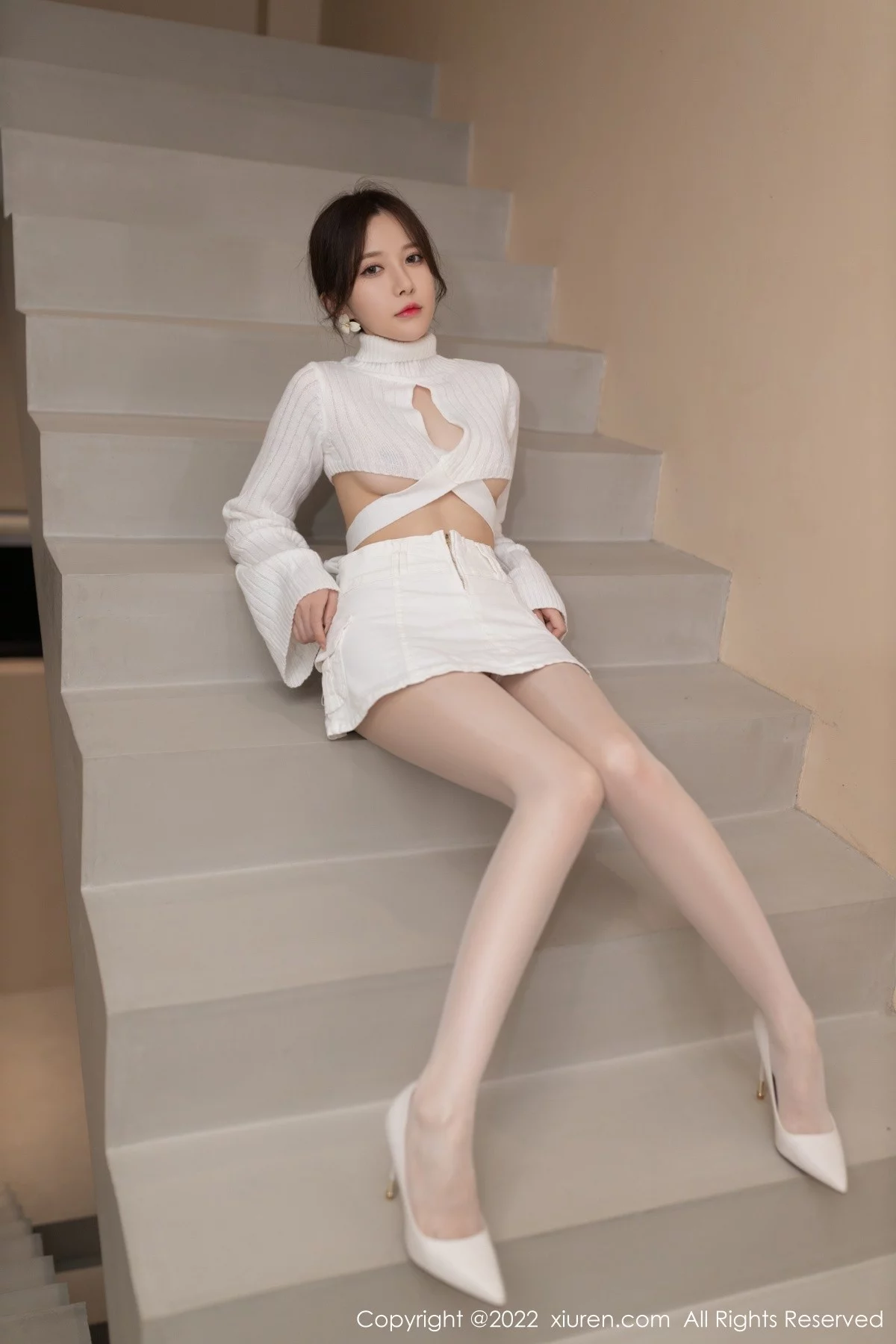 模特鱼子酱Fish纯白轻透上衣配白短裙露闪亮开档肉丝诱惑写真81P-第1章-图片3