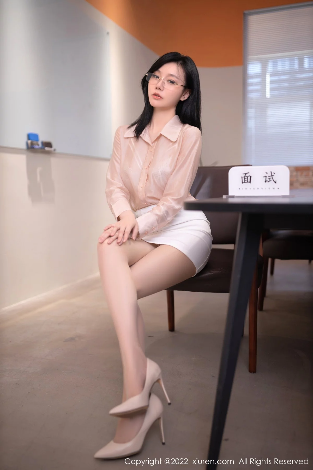 模特安然anran浅色上衣配白色短裙露蕾丝内衣原色丝袜诱惑写真82P-第1章-图片2