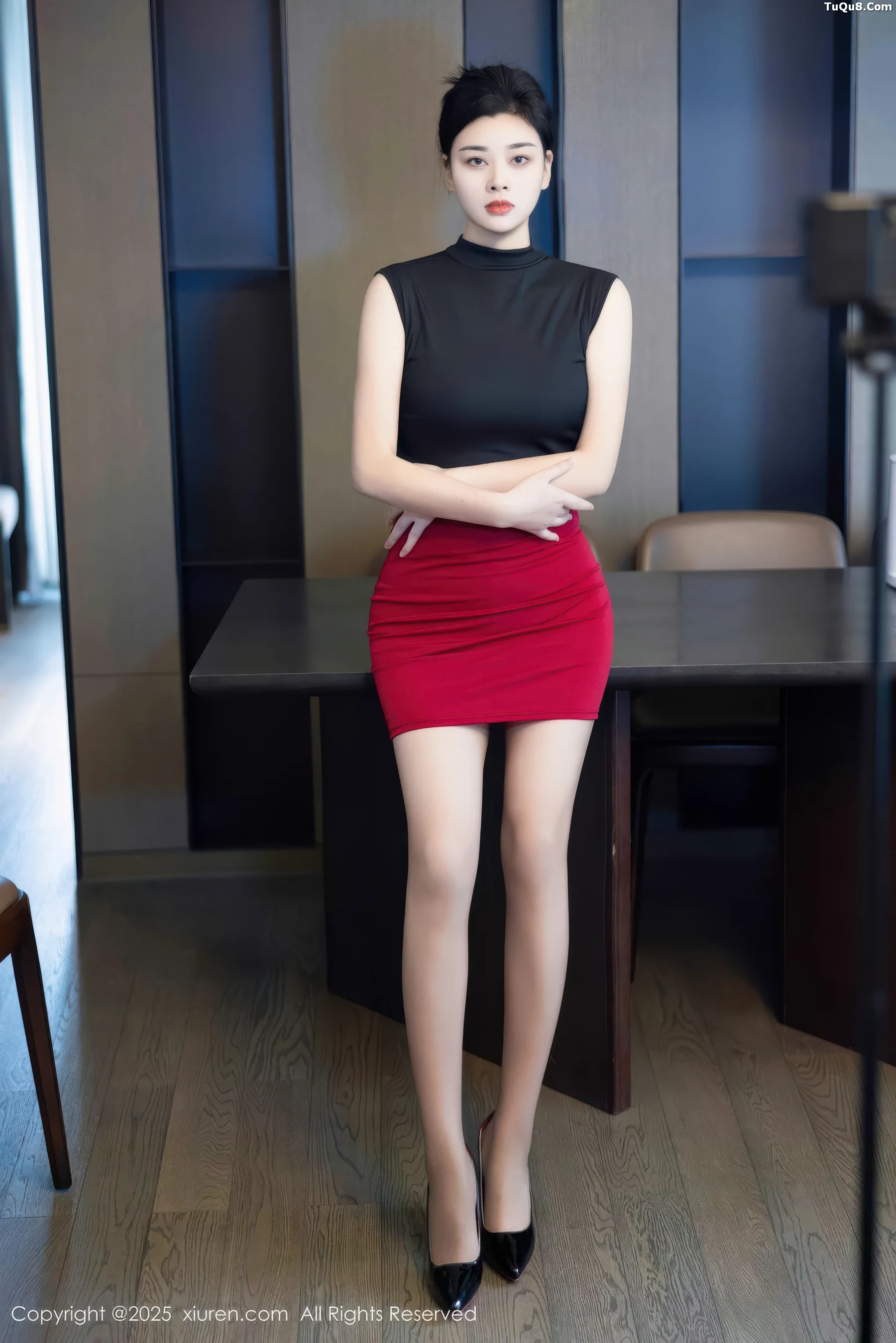 新人模特徐清妍性感黑色OL服饰露超薄黑丝秀曼妙身姿诱惑写真48P-第1章-图片1