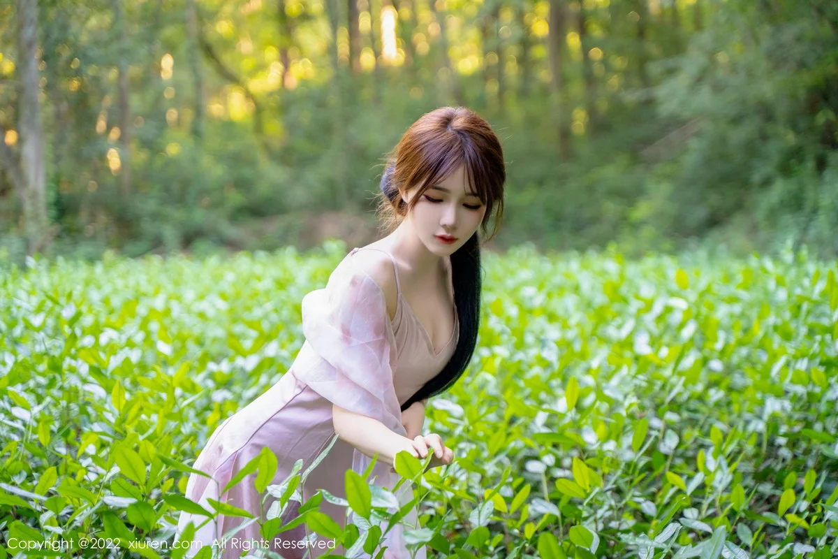 模特婠婠么户外拍摄性感淡紫色吊带裙秀曼妙身材靓丽迷人写真81P-第1章-图片2