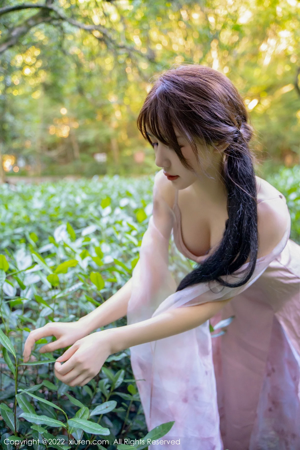 模特婠婠么户外拍摄性感淡紫色吊带裙秀曼妙身材靓丽迷人写真81P-第1章-图片3