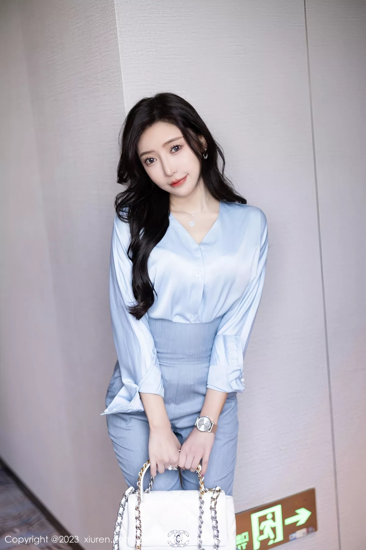 女神王馨瑶yanni浅色Ol服饰露白色蕾丝内衣配超薄肉丝诱惑写真85P-第1章-图片2