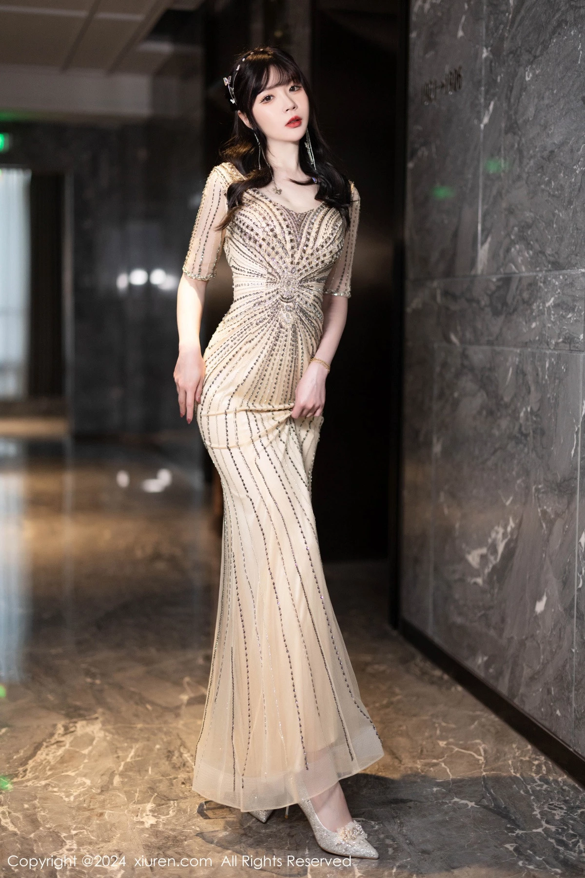 模特梦心玥性感金色礼裙露白色内衣配原色丝袜秀高挑身材诱惑写真84P-第1章-图片1