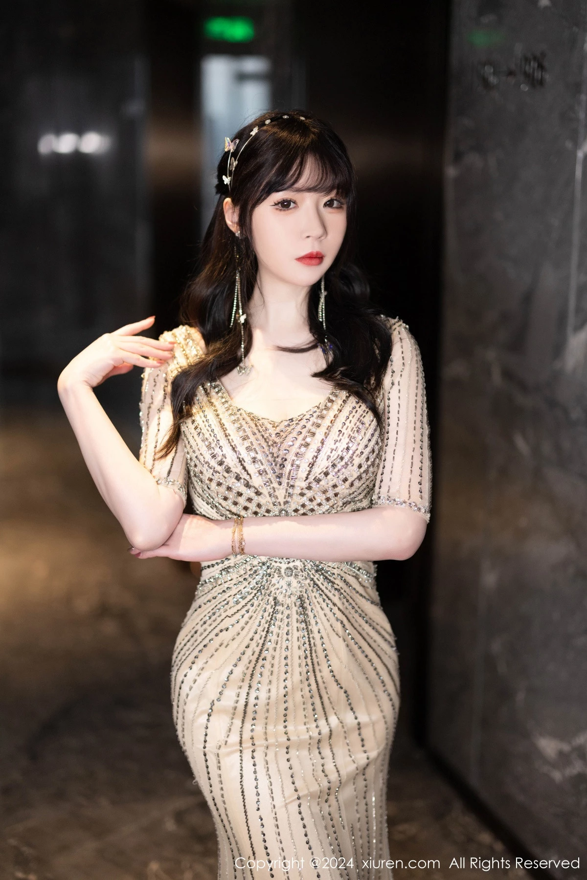 模特梦心玥性感金色礼裙露白色内衣配原色丝袜秀高挑身材诱惑写真84P-第1章-图片2