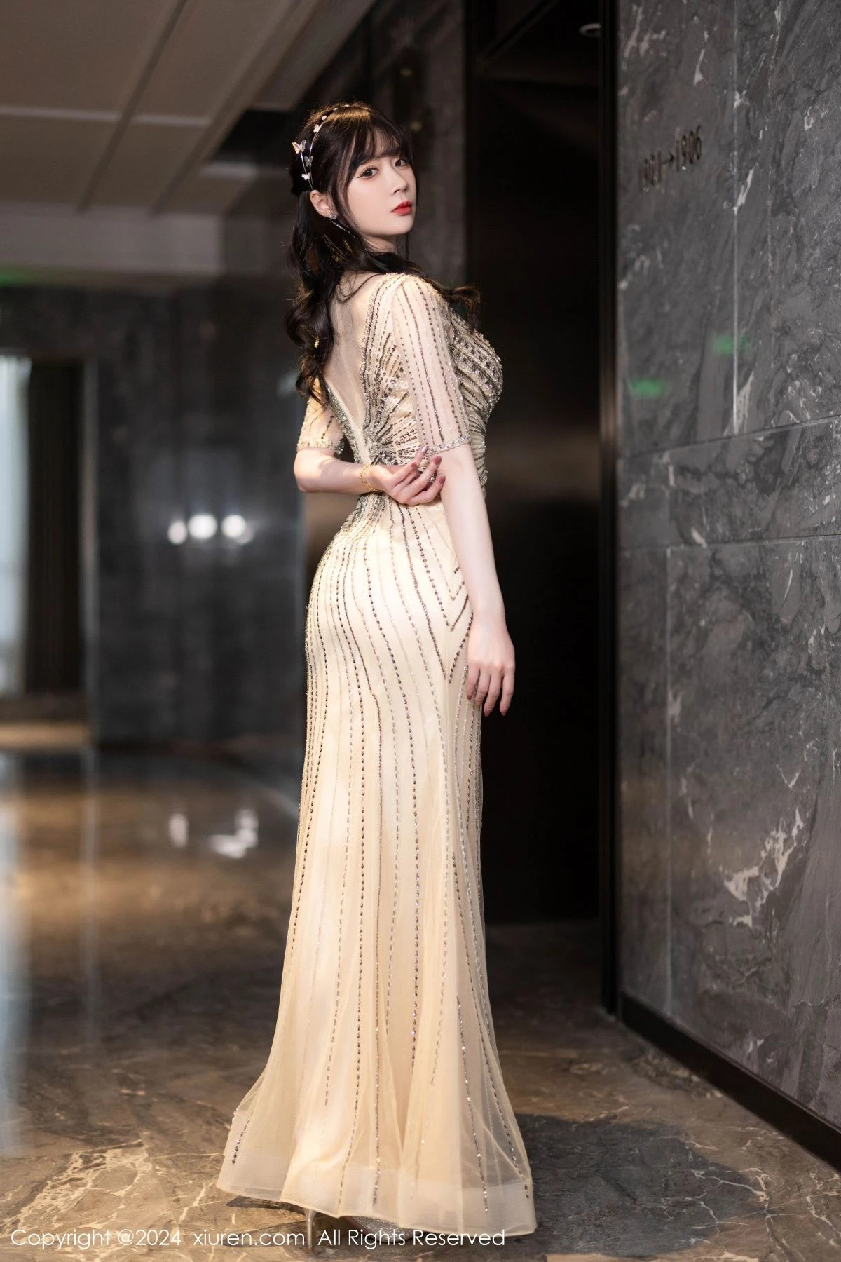 模特梦心玥性感金色礼裙露白色内衣配原色丝袜秀高挑身材诱惑写真84P-第1章-图片3