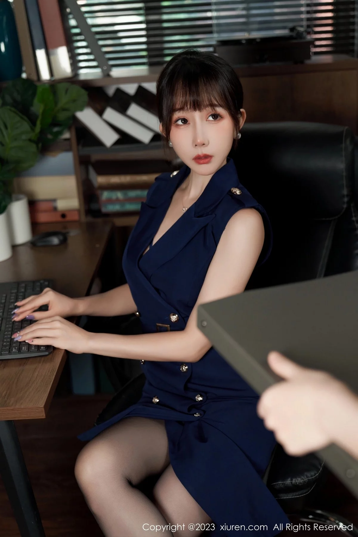 模特波巧酱半脱职业装露性感内衣配超薄无内黑丝惹火诱惑写真95P-第1章-图片1