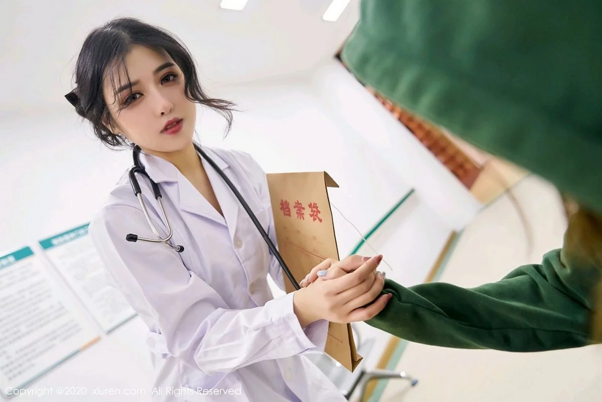 嫩模韩静安护士职业装主题床上开档黑丝裤袜秀翘臀诱惑写真56P-第1章-图片2
