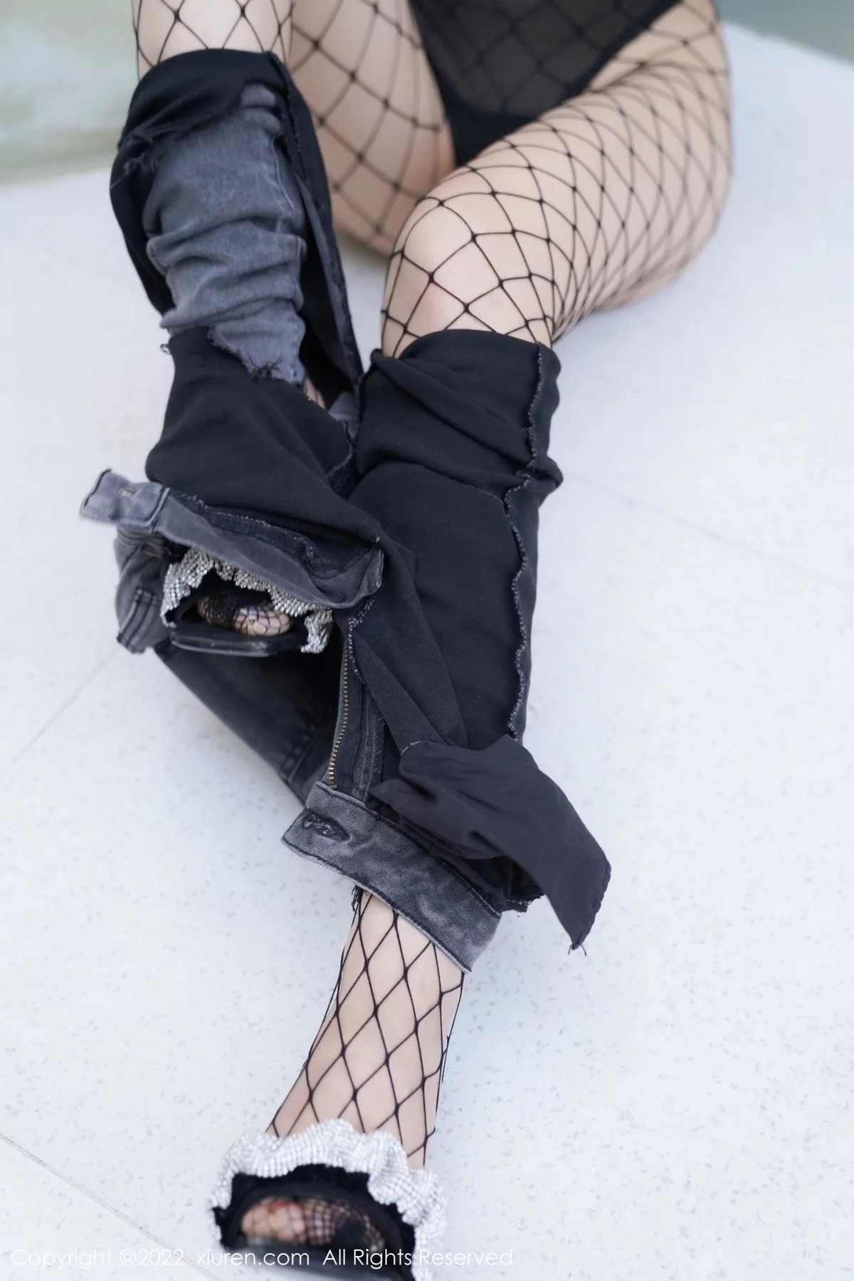 模特萌汉药baby私房黑色露肩收身衣配黑丝网袜秀翘臀诱惑写真40P-第1章-图片1