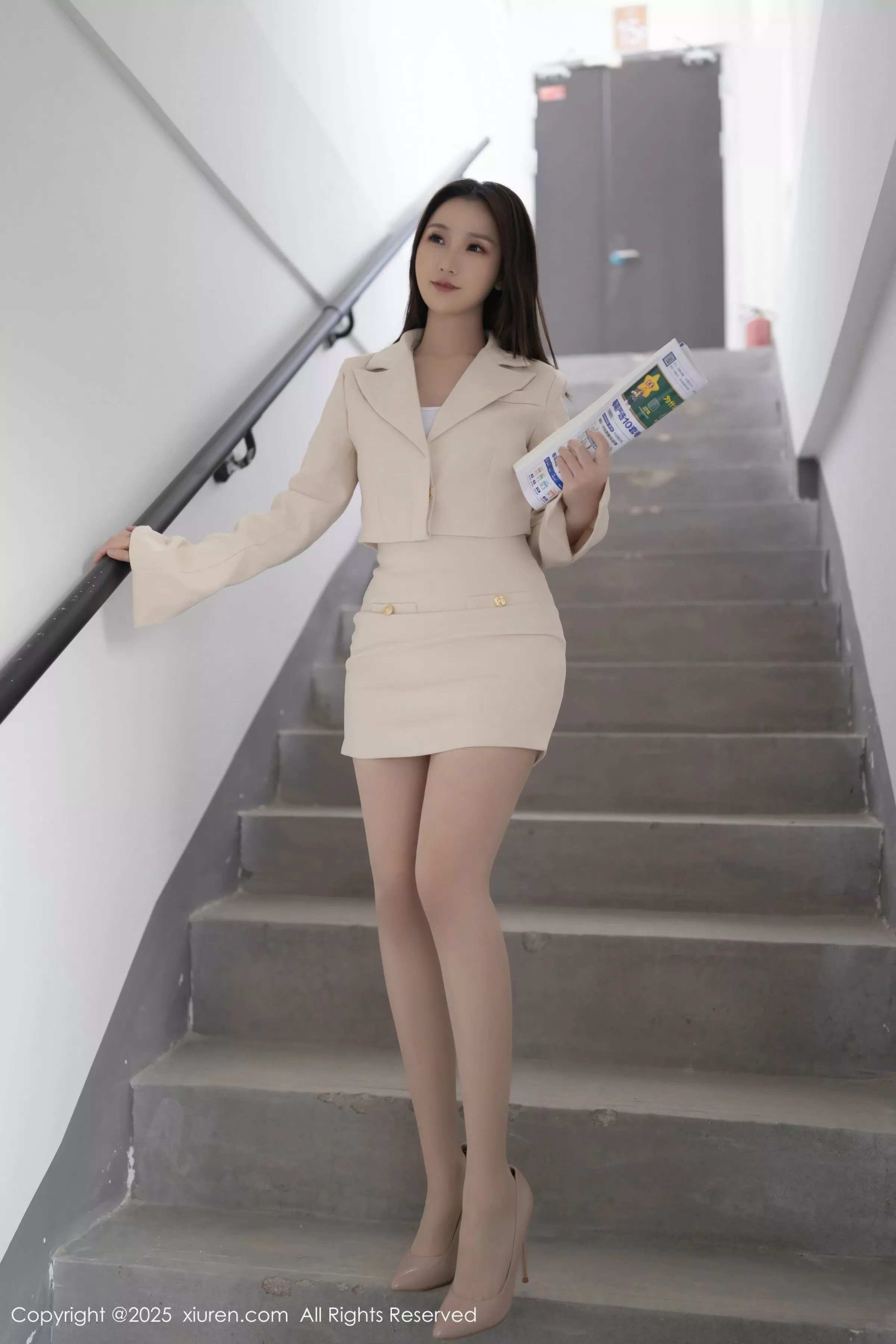 模特杏子Yada性感浅色短裙露超薄肉丝秀曼妙身姿迷人诱惑写真60P-第1章-图片1