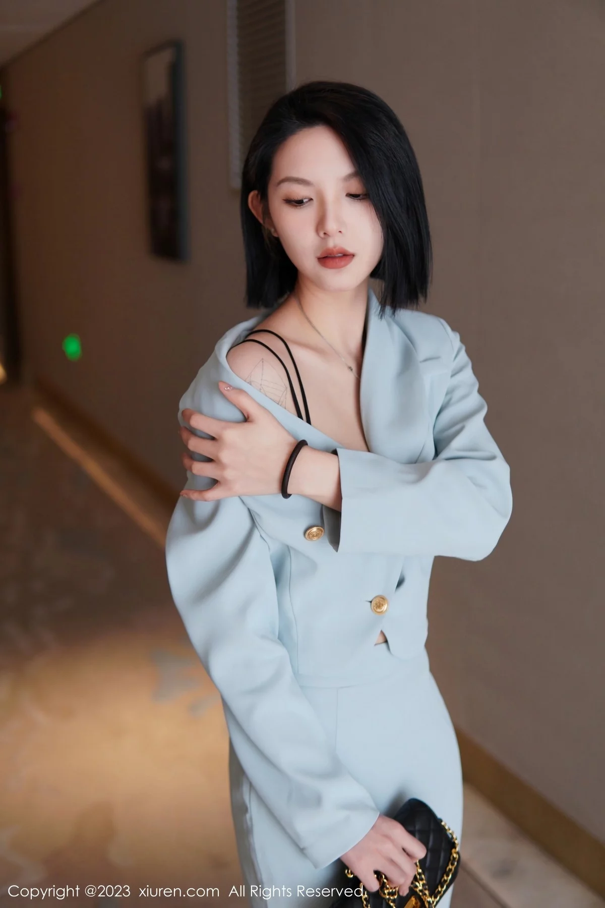 模特乔一一性感淡蓝色Ol服饰露墨绿色内衣配原色丝袜诱惑写真74P-第1章-图片3