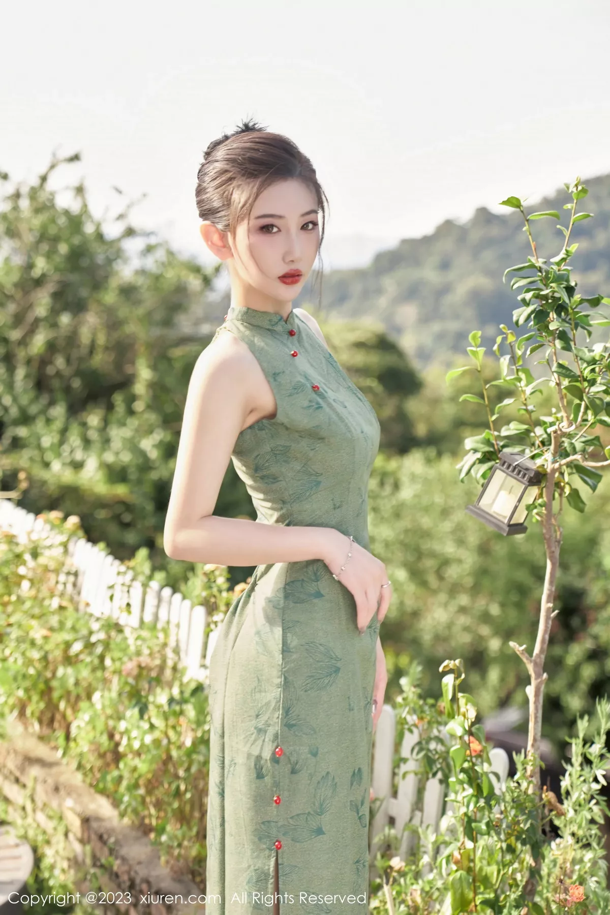 模特沈青黛私房性感翠绿旗袍服饰半脱秀曼妙身姿撩人诱惑写真98P-第1章-图片1