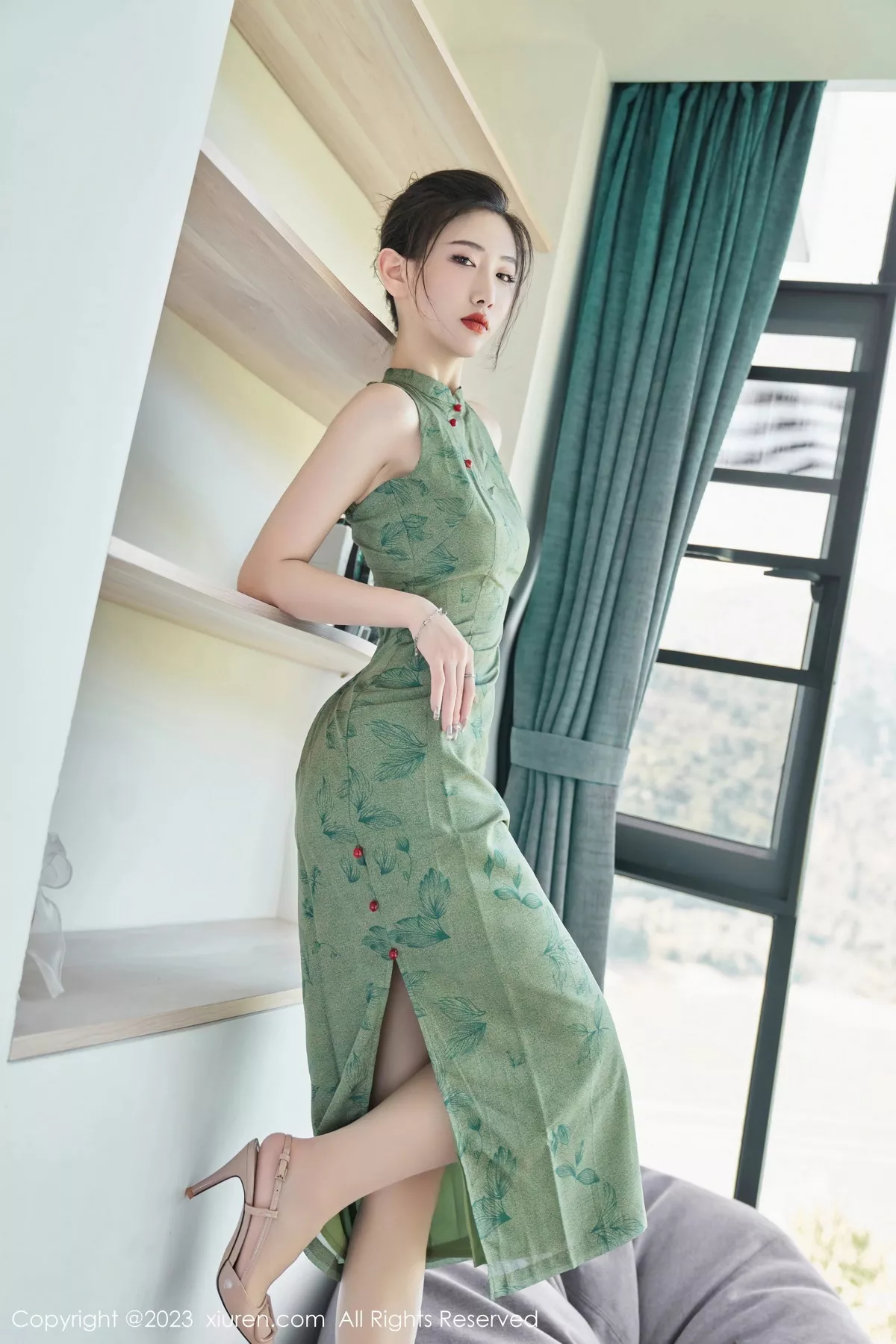 模特沈青黛私房性感翠绿旗袍服饰半脱秀曼妙身姿撩人诱惑写真98P-第1章-图片2