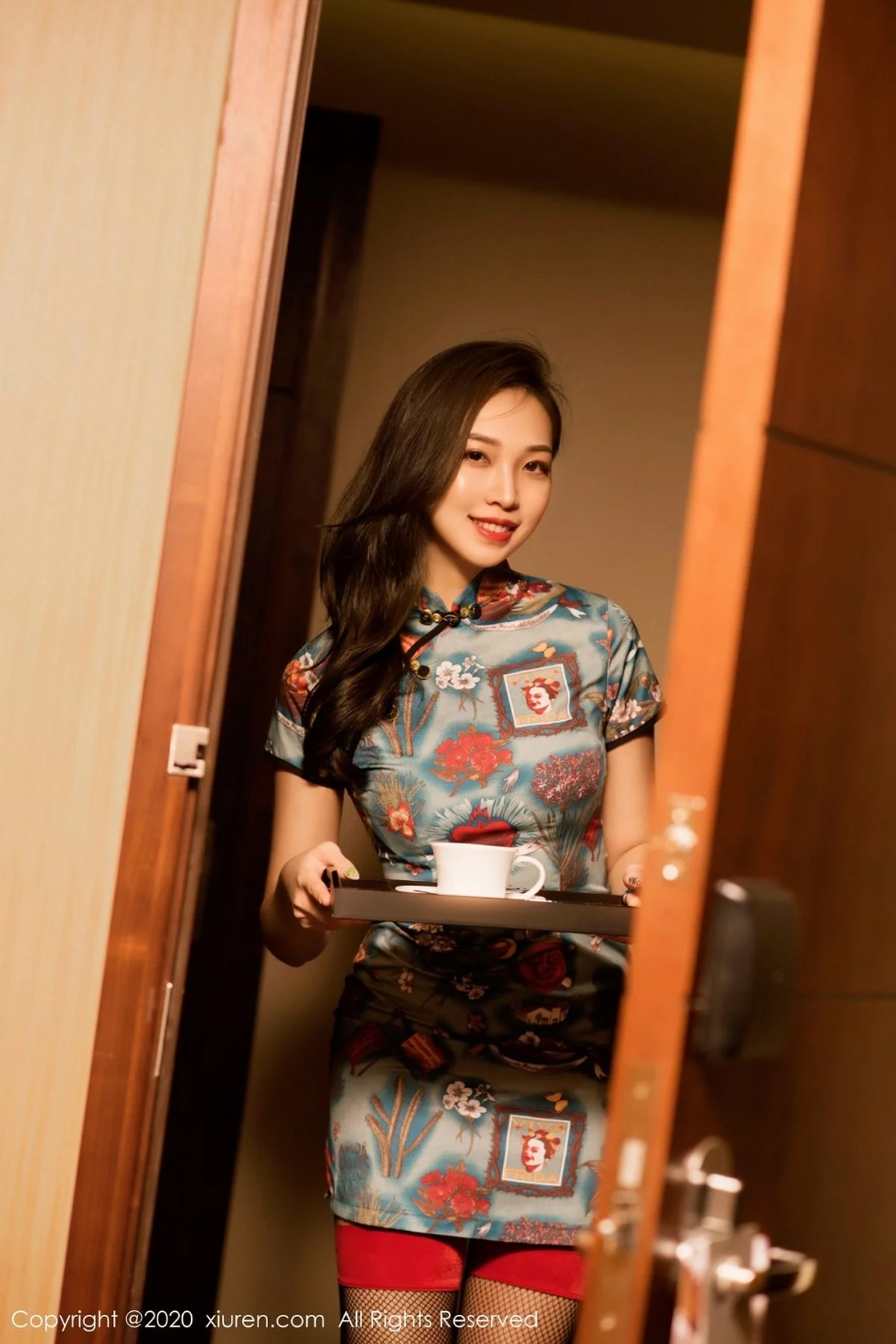 嫩模郑颖姗酒店脱韵味旗袍露红色内衣黑丝网袜秀美腿诱惑写真50P-第1章-图片1