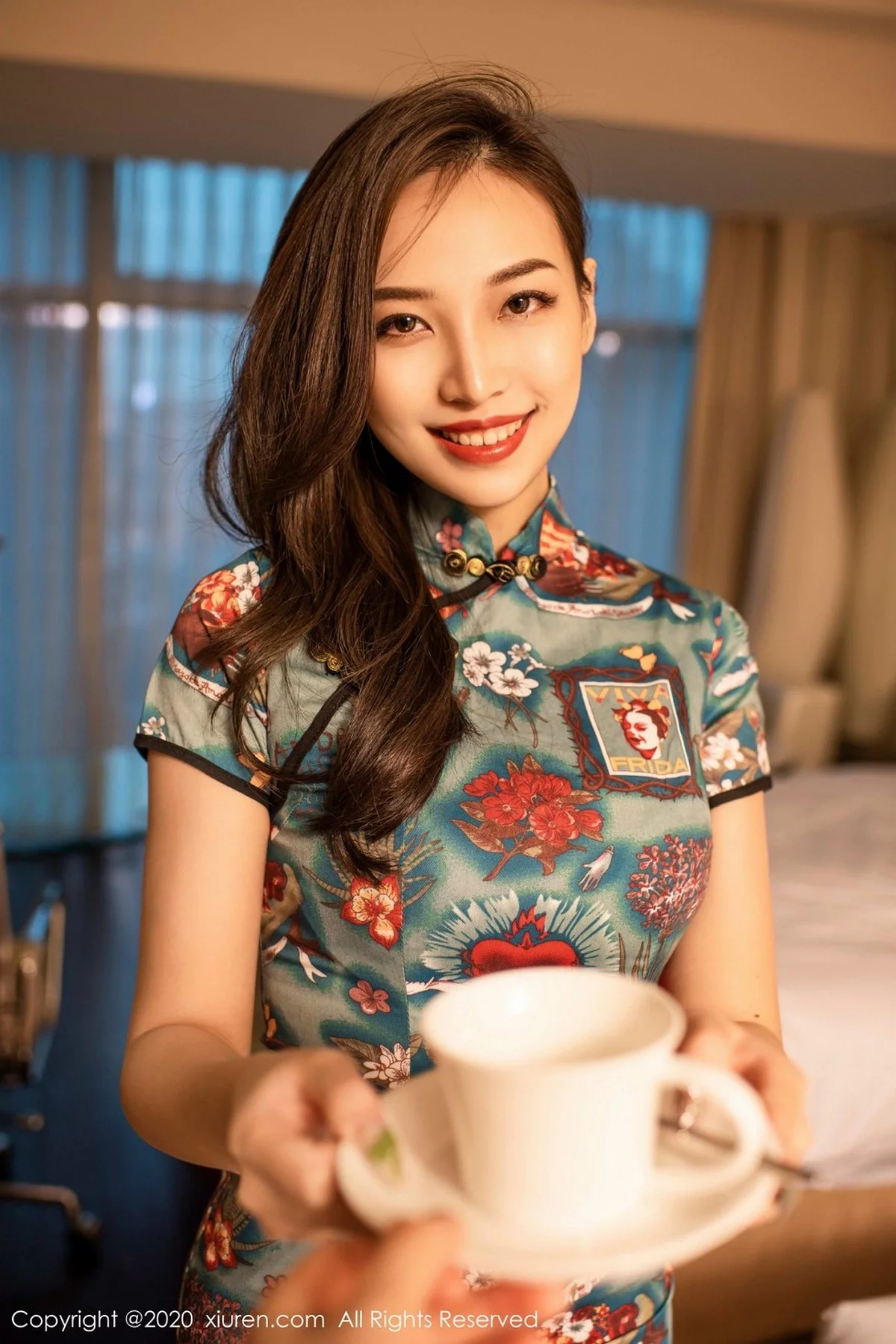 嫩模郑颖姗酒店脱韵味旗袍露红色内衣黑丝网袜秀美腿诱惑写真50P-第1章-图片3
