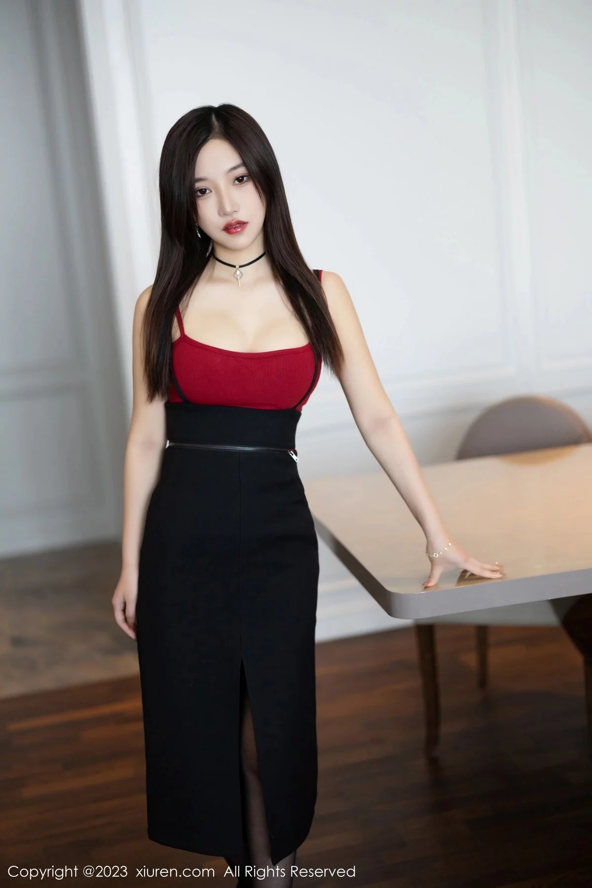 模特妙可可Cheese红色吊带露黑色情趣内衣配超薄黑丝诱惑写真81P-第1章-图片1