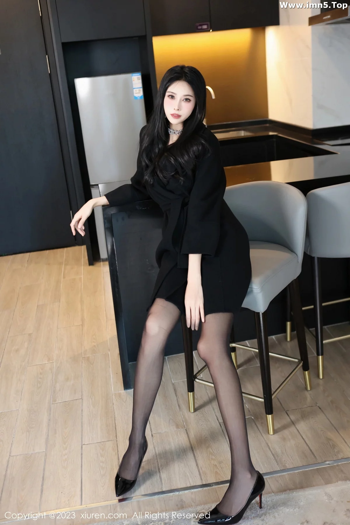 模特草莓mm脱黑色外套露黑色薄纱内衣配超薄黑丝极致魅惑写真70P-第1章-图片1