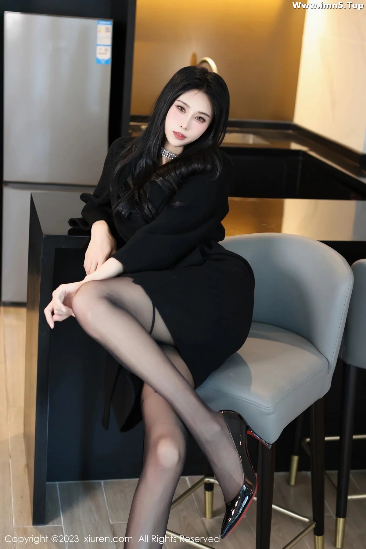 模特草莓mm脱黑色外套露黑色薄纱内衣配超薄黑丝极致魅惑写真70P-第1章-图片3