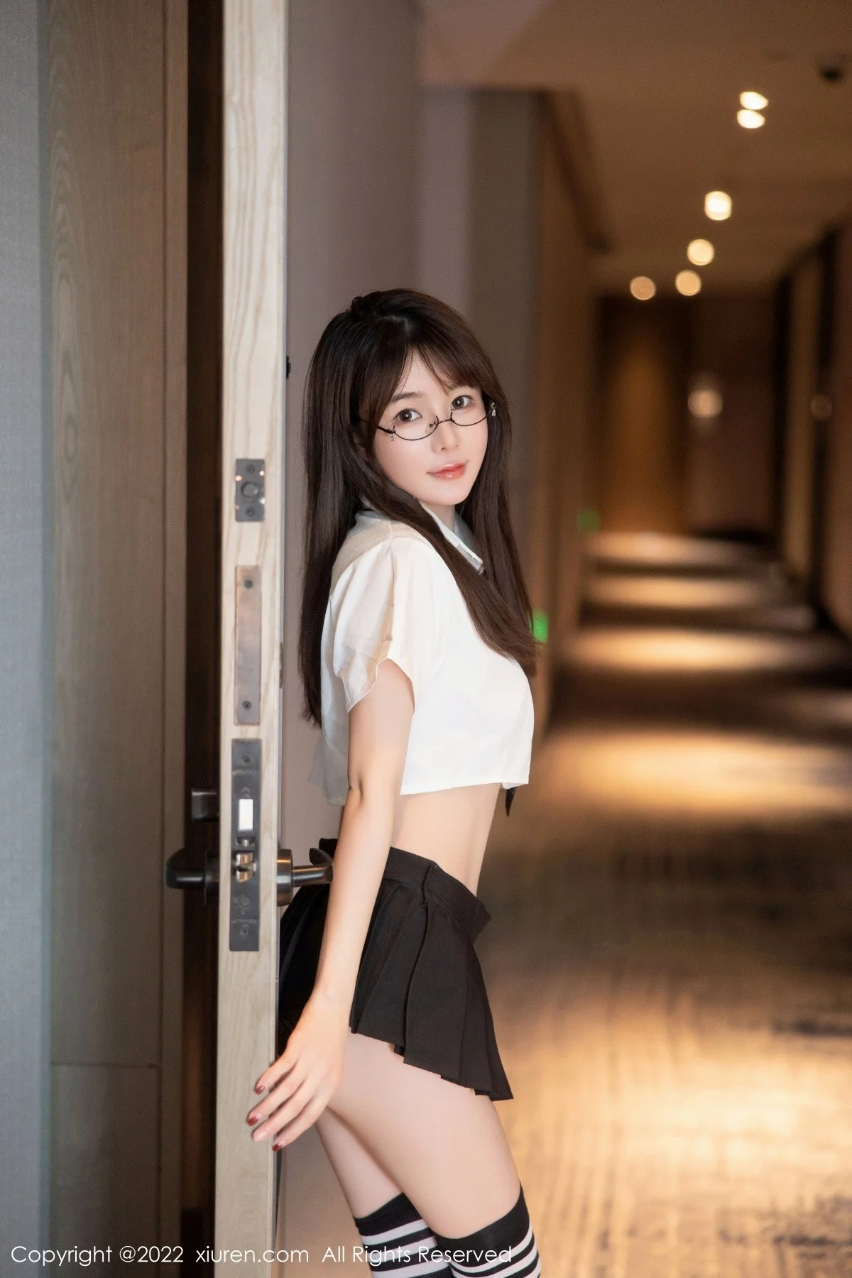 模特婠婠么性感学妹制服白色短T配黑短裙秀曼妙身姿诱惑写真98P-第1章-图片2