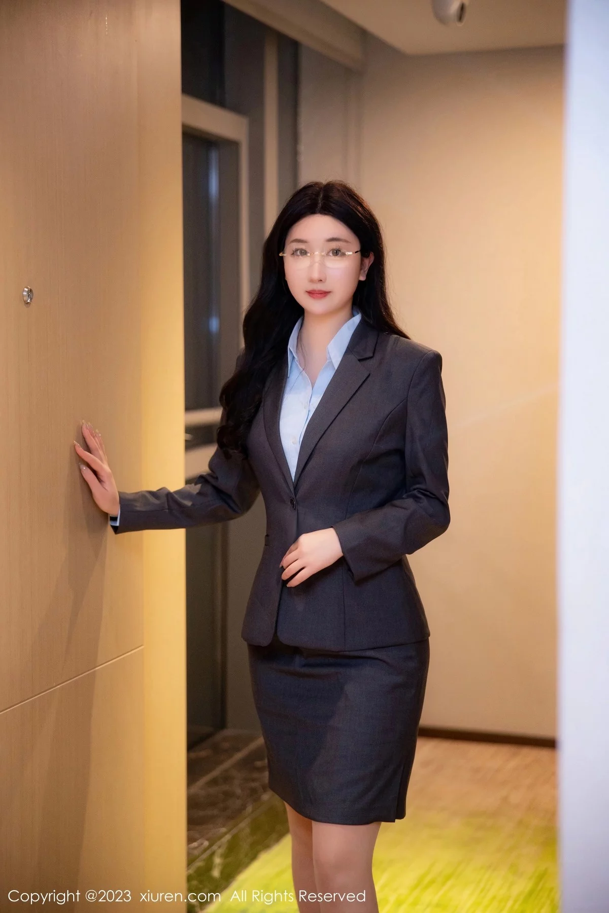 模特江真真深灰色OL制服露蓝黑色蕾丝内衣配原色丝袜诱惑写真86P-第1章-图片1
