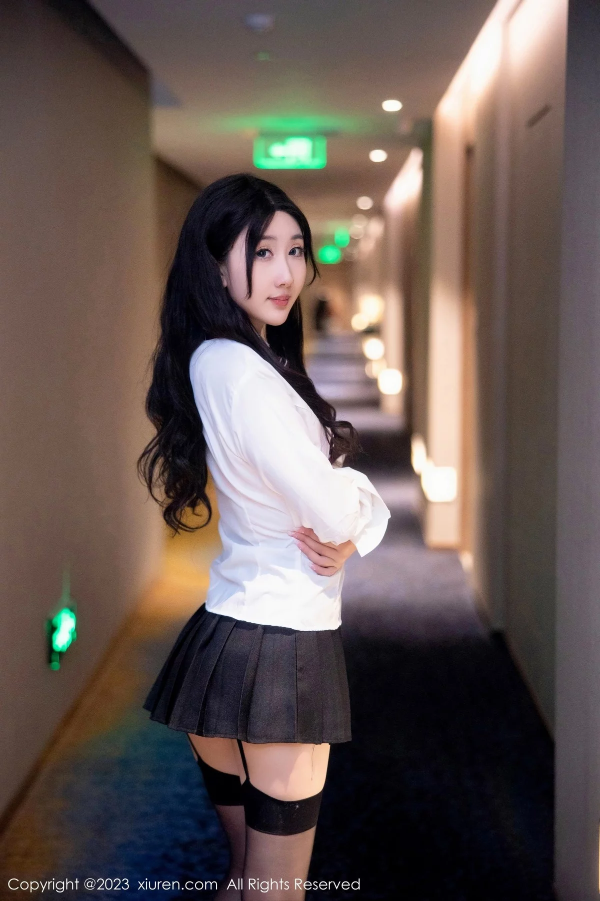 模特江真真性感白T配黑短裙露粉色蕾丝内衣黑丝吊袜诱惑写真90P-第1章-图片1