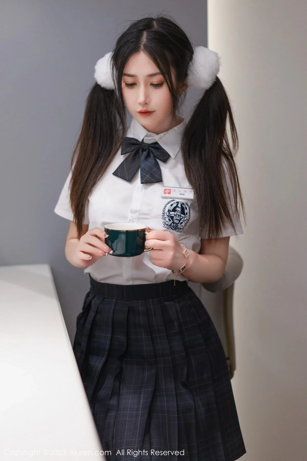 模特laura阿姣泰国旅拍白色上衣配黑短裙露蕾丝边内衣诱惑写真81P-第1章-图片1