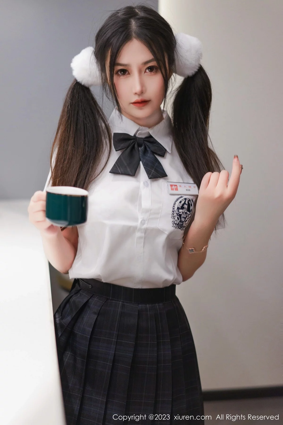 模特laura阿姣泰国旅拍白色上衣配黑短裙露蕾丝边内衣诱惑写真81P-第1章-图片2