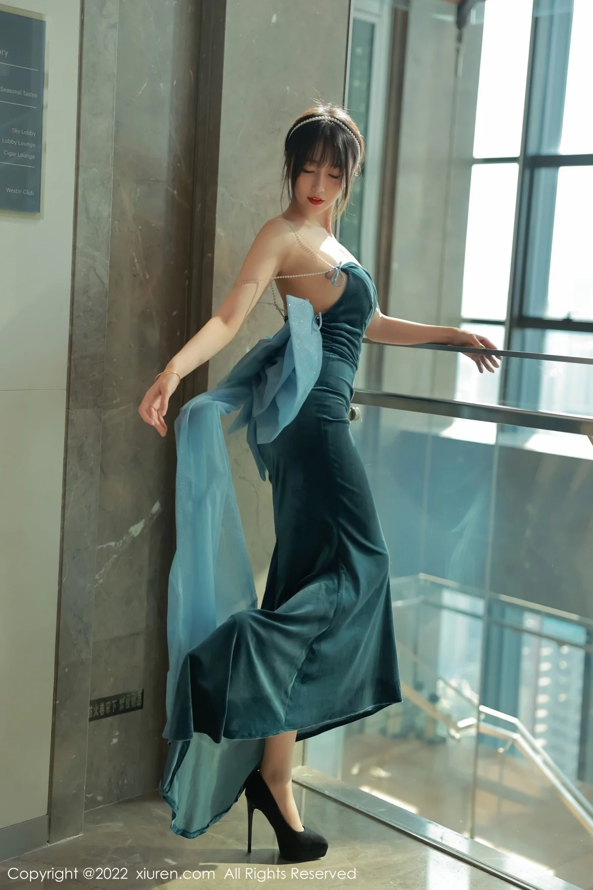 模特玥儿玥er香格里拉旅拍暗绿色吊带长裙秀完美身材诱惑写真59P-第1章-图片1
