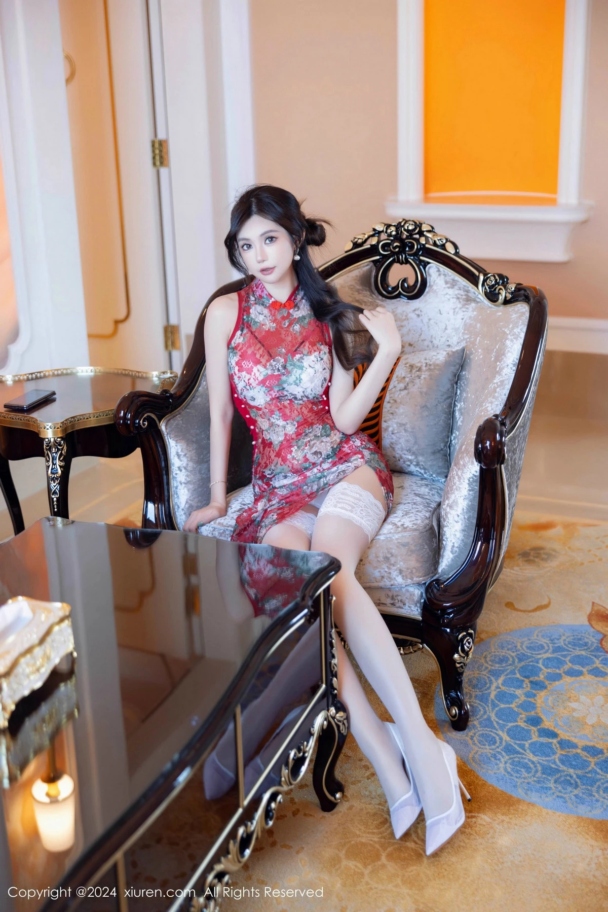 女神绮里嘉ula性感红色旗袍露白色内衣配白丝袜秀曼妙身姿诱惑写真80P-第1章-图片2