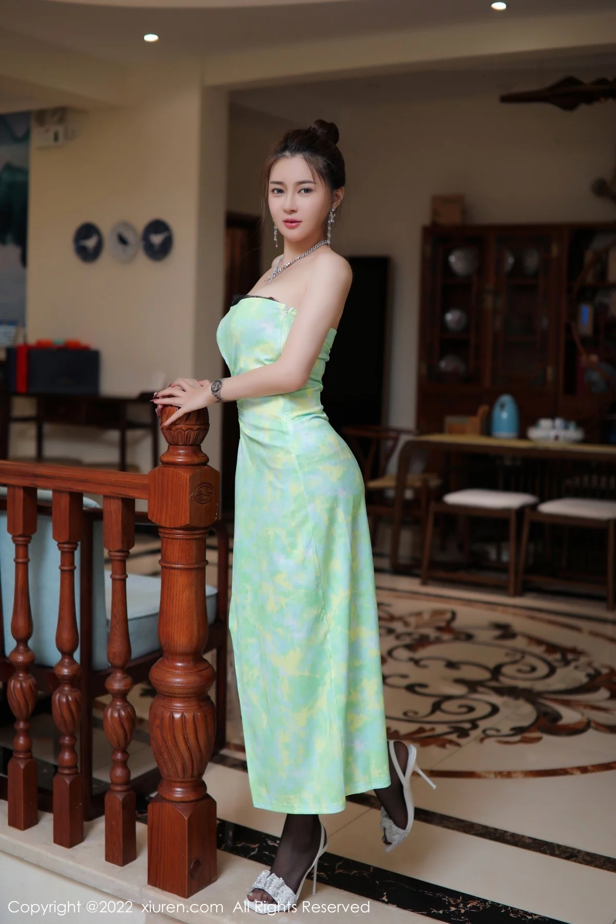 模特凯竹姐姐绿色长裙配黑丝裤袜+性感白T恤配格子裙迷人写真52P-第1章-图片2