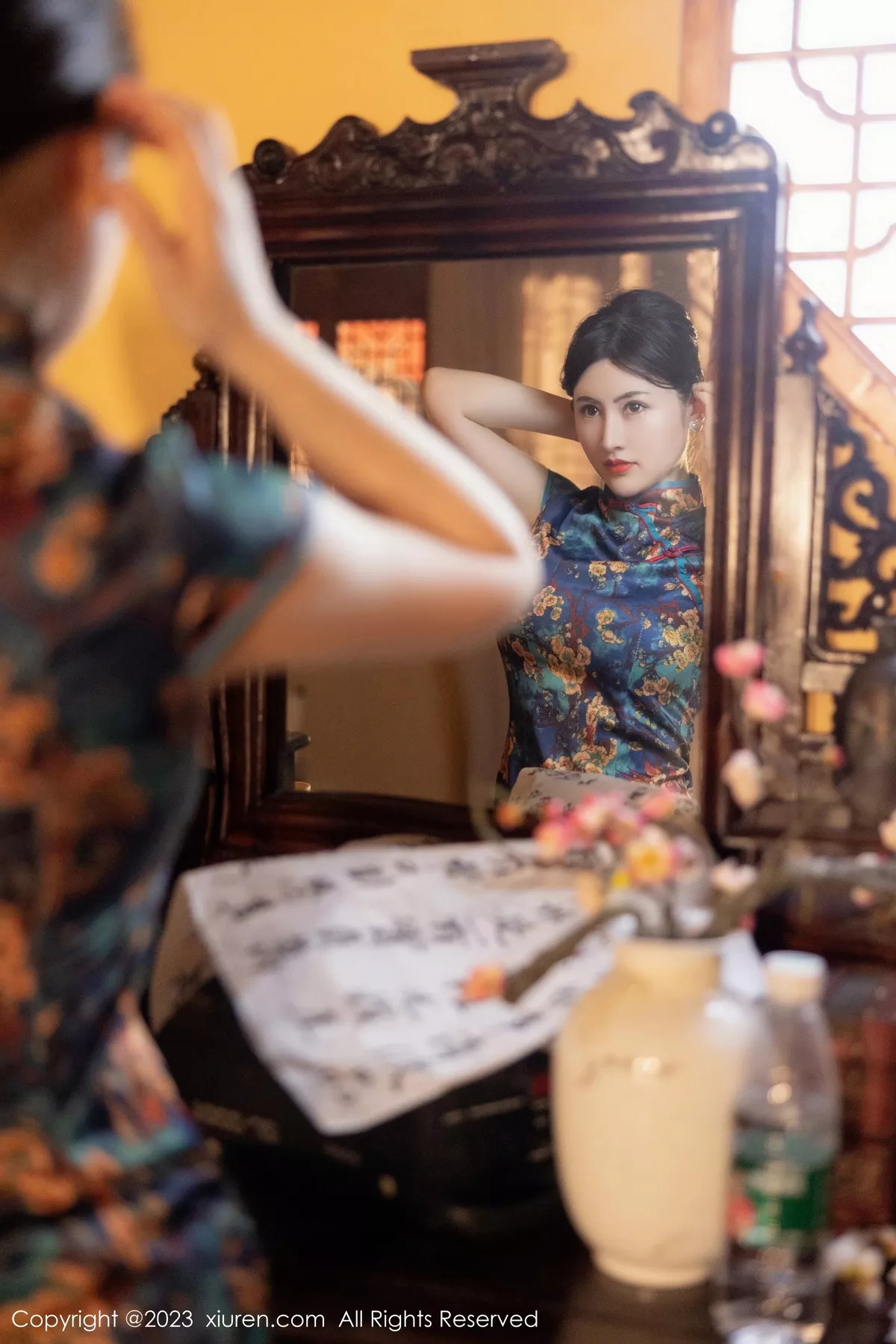 模特诗诗kiki脱蓝色图纹旗袍露黑色蕾丝内衣配黑丝吊袜诱惑写真82P-第1章-图片1