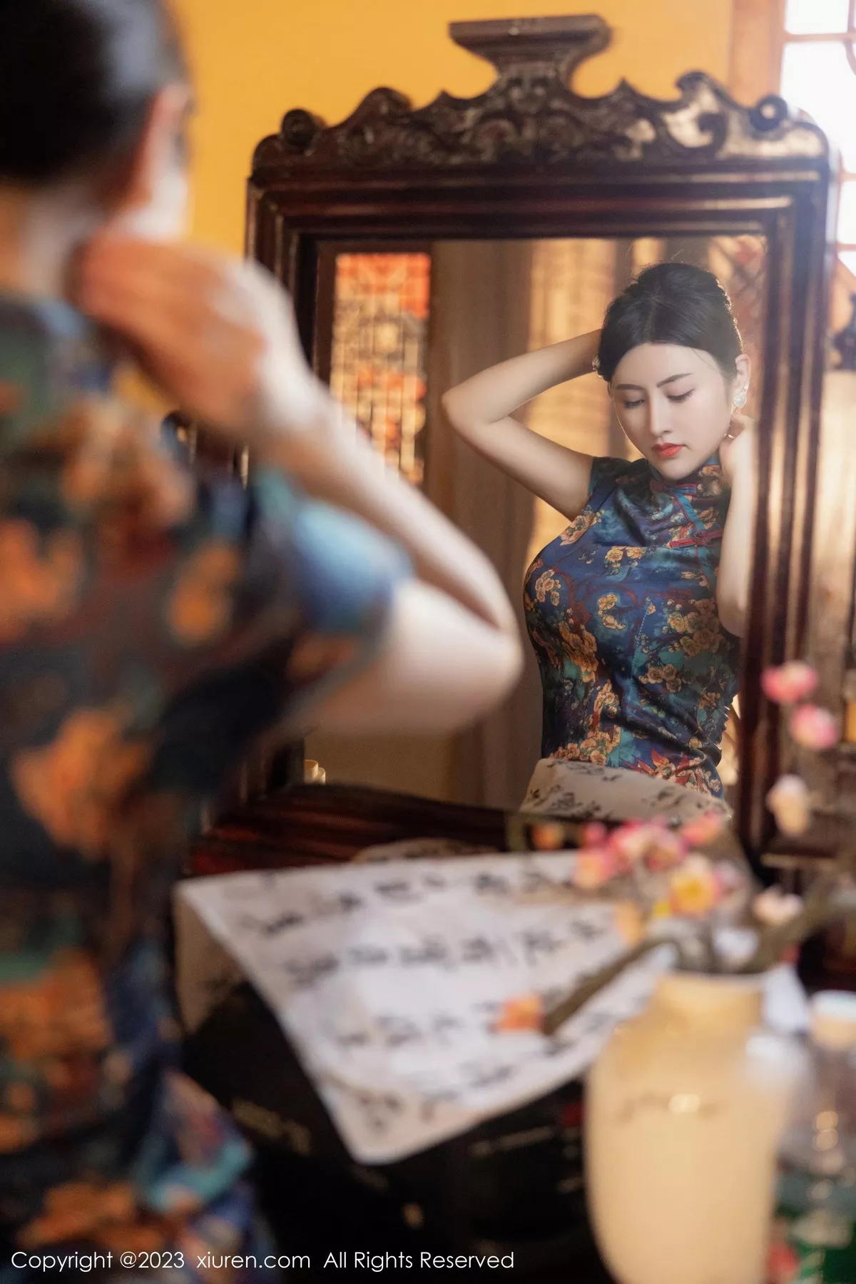 模特诗诗kiki脱蓝色图纹旗袍露黑色蕾丝内衣配黑丝吊袜诱惑写真82P-第1章-图片2