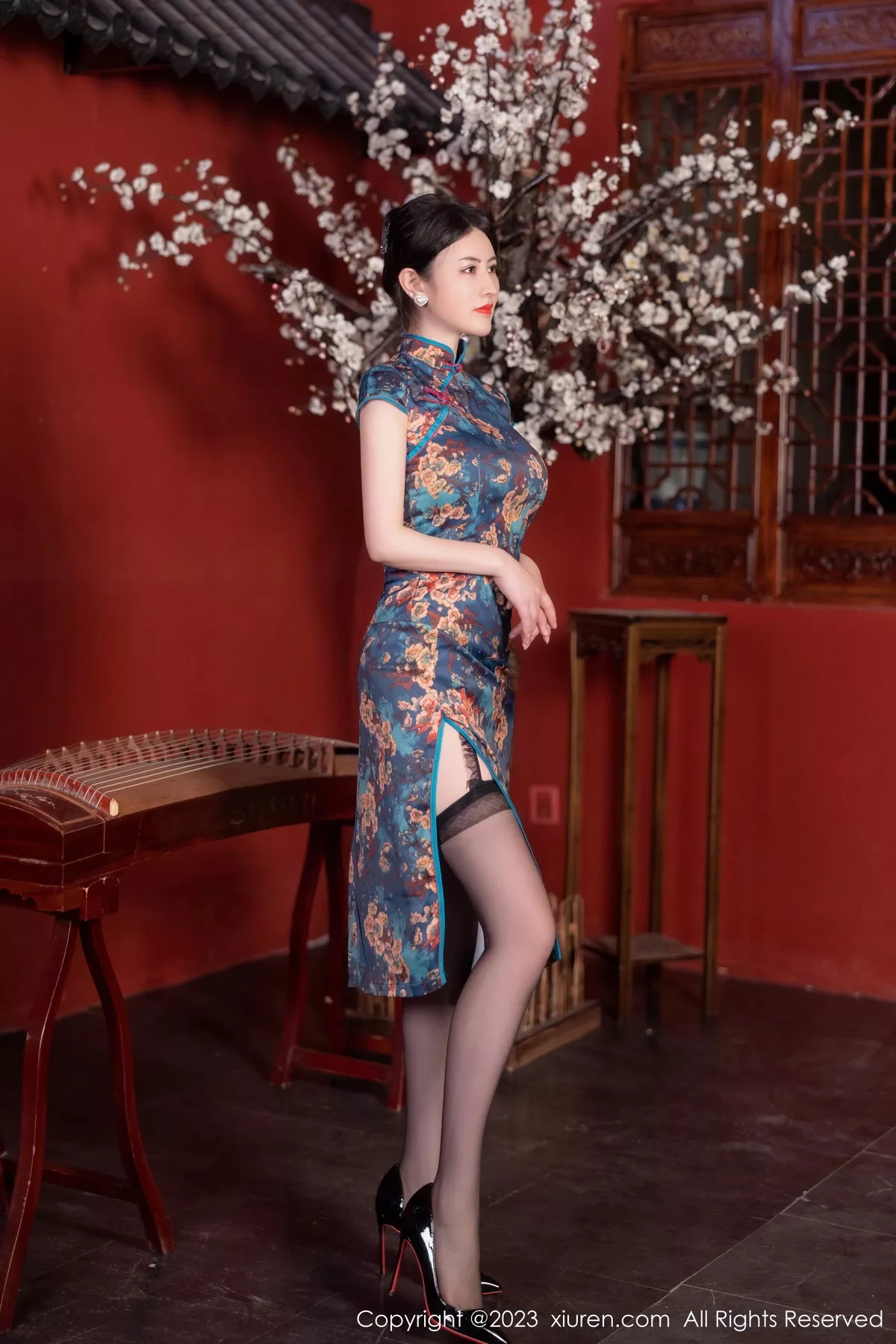 模特诗诗kiki脱蓝色图纹旗袍露黑色蕾丝内衣配黑丝吊袜诱惑写真82P-第1章-图片3