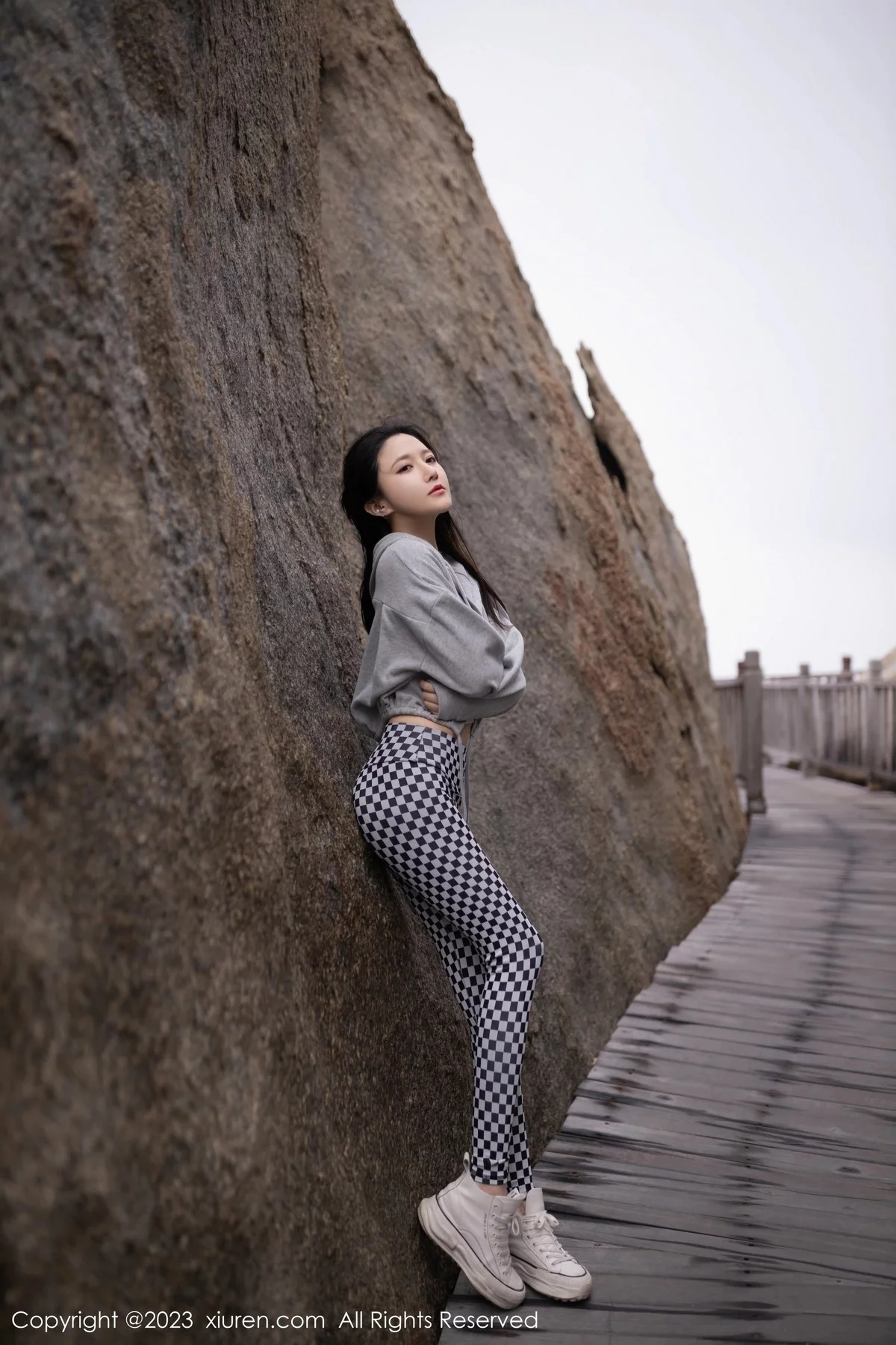 模特鱼子酱Fish性感灰色上衣配格子裙秀曼妙身姿迷人诱惑写真82P-第1章-图片1