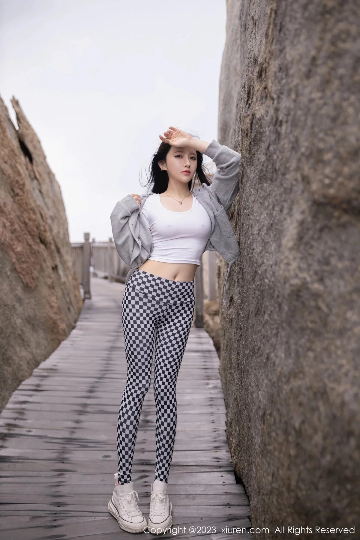 模特鱼子酱Fish性感灰色上衣配格子裙秀曼妙身姿迷人诱惑写真82P-第1章-图片2