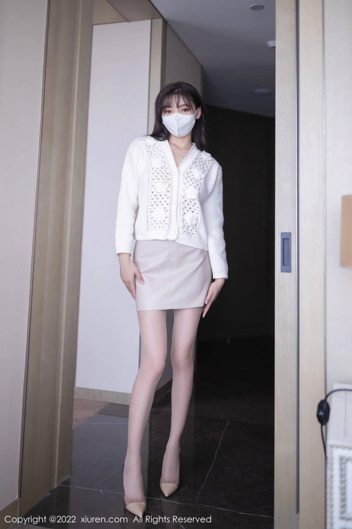模特陆萱萱性感白色毛线衣配浅色短裙半脱秀完美身材诱惑写真84P-第1章-图片1