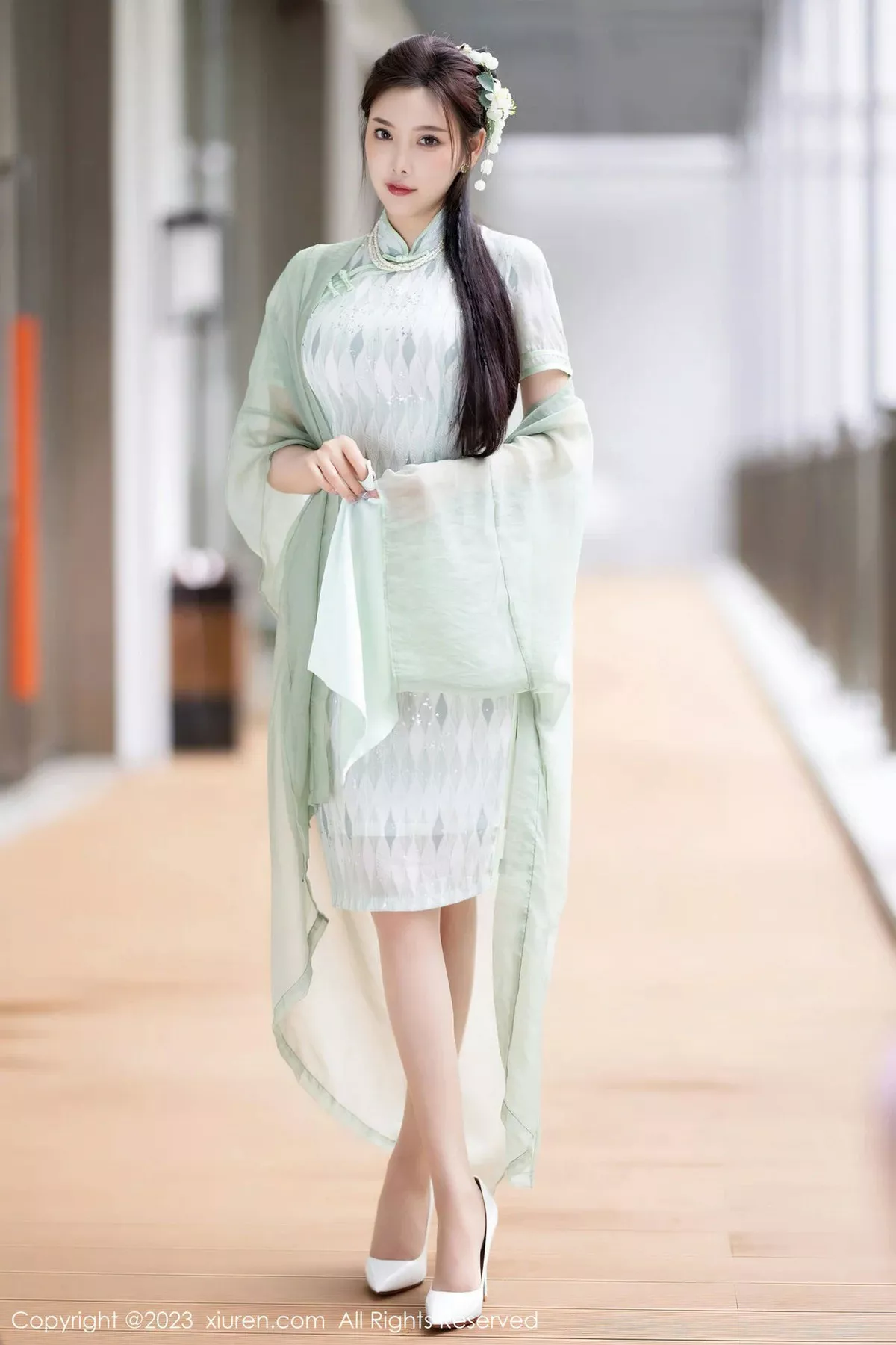 女神杨晨晨Yome性感淡绿旗袍服配原色丝袜秀丰腴身材诱惑写真84P-第1章-图片2