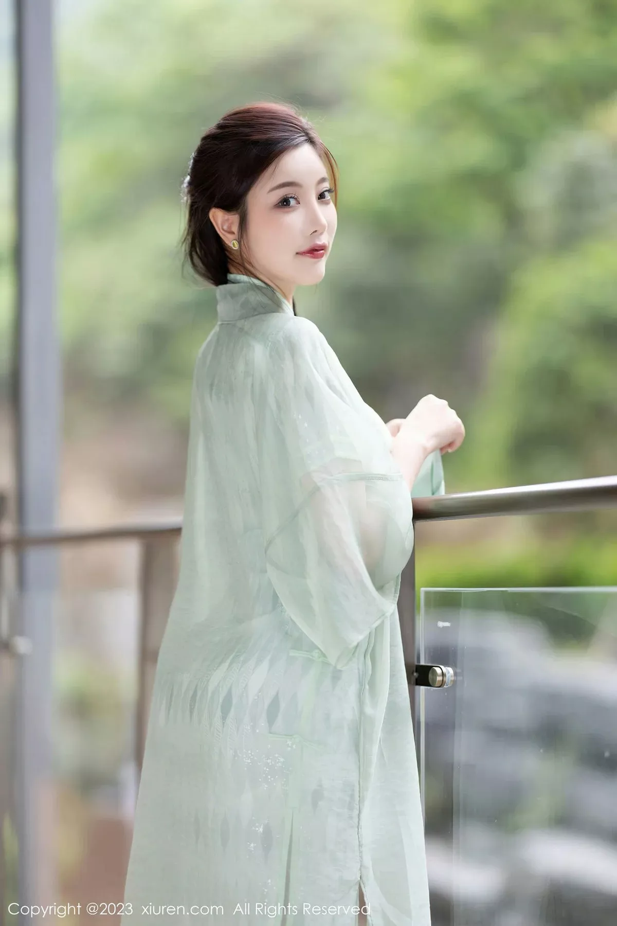女神杨晨晨Yome性感淡绿旗袍服配原色丝袜秀丰腴身材诱惑写真84P-第1章-图片3