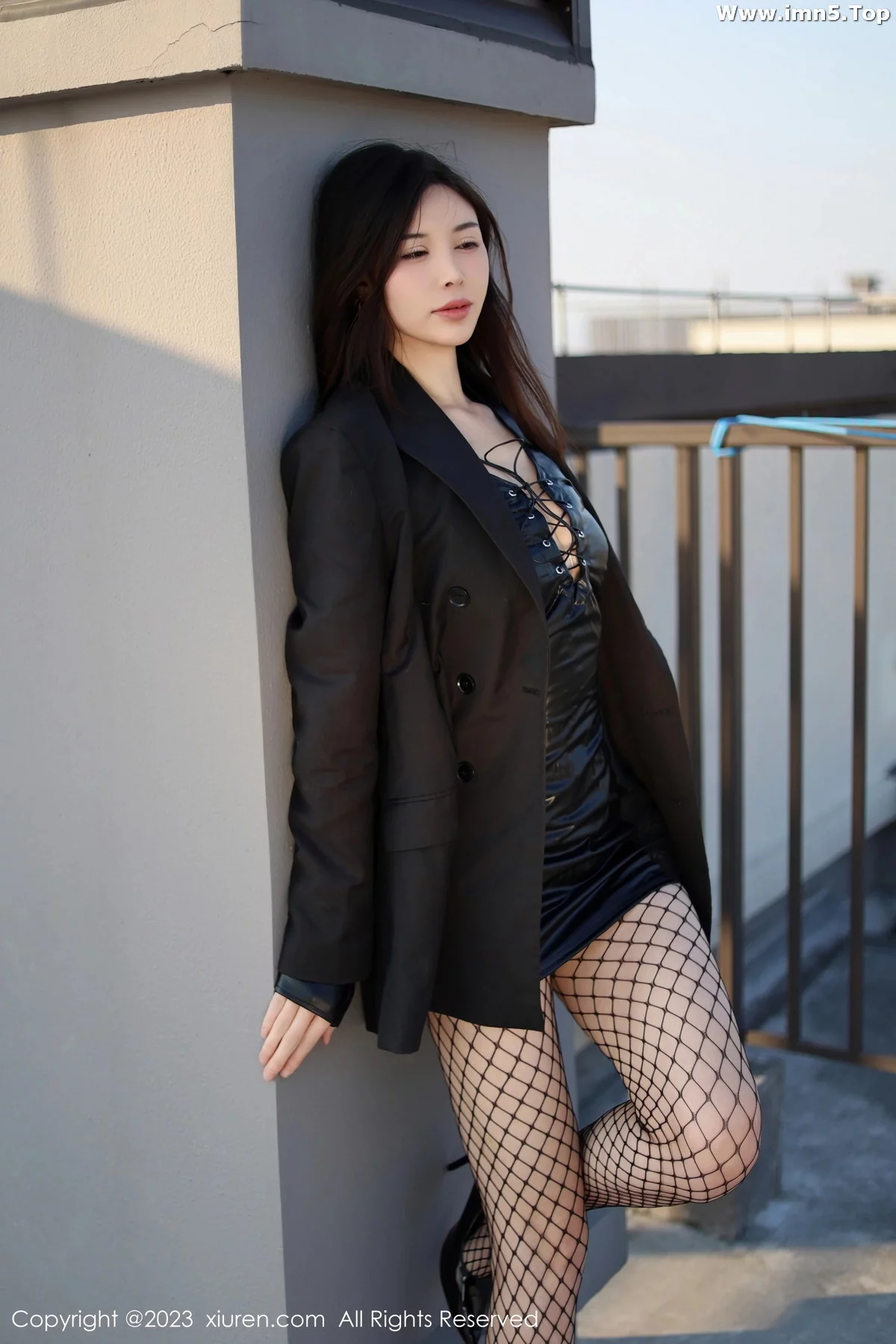模特曼柔户外性感黑丝服饰配黑色网格袜秀曼妙身姿撩人诱惑写真80P-第1章-图片1