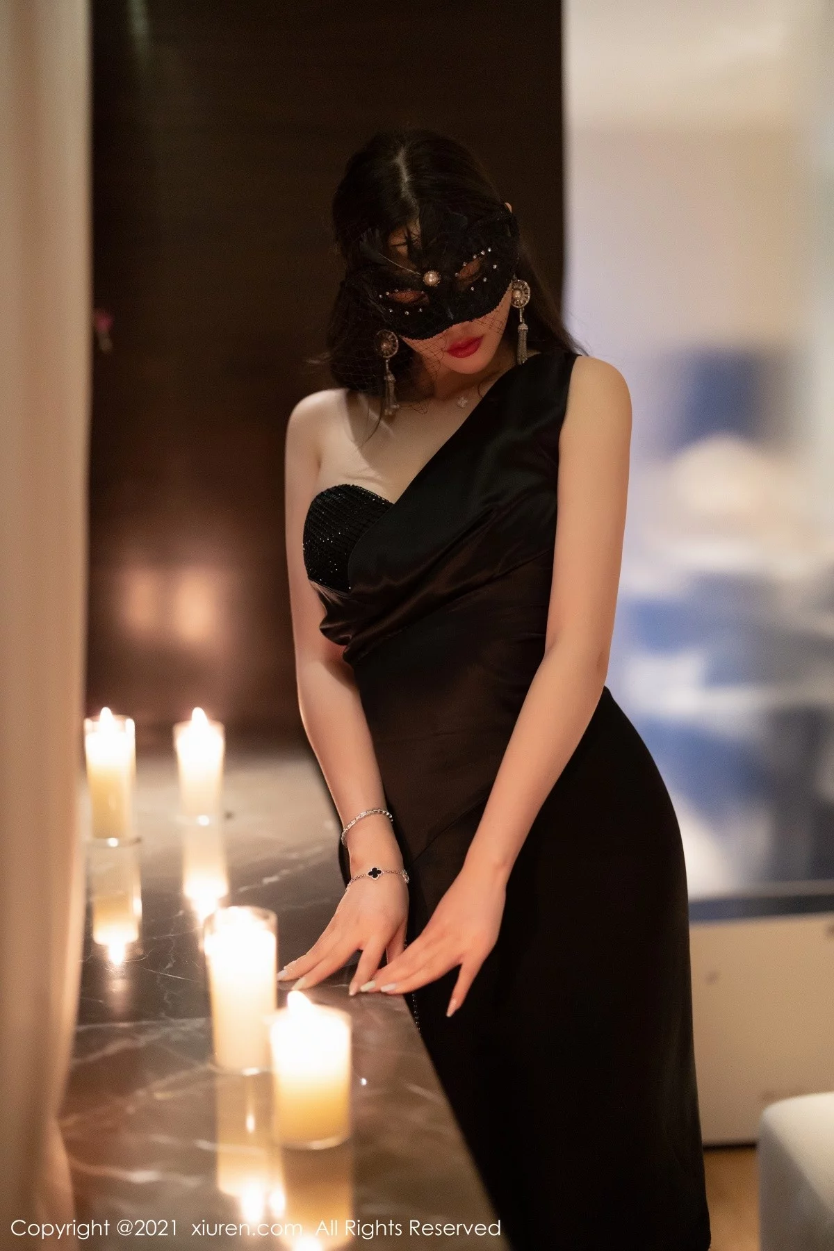 女神杨晨晨Yome性感礼裙半脱露无内黑丝裤袜秀翘臀诱惑写真75P-第1章-图片3