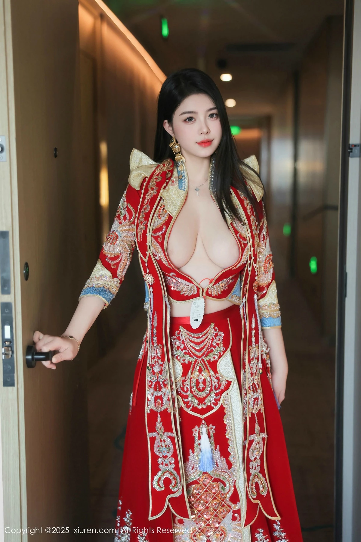 模特林若凡F性感红色新娘装配黑丝吊袜半脱秀丰腴身材诱惑写真76P-第1章-图片1