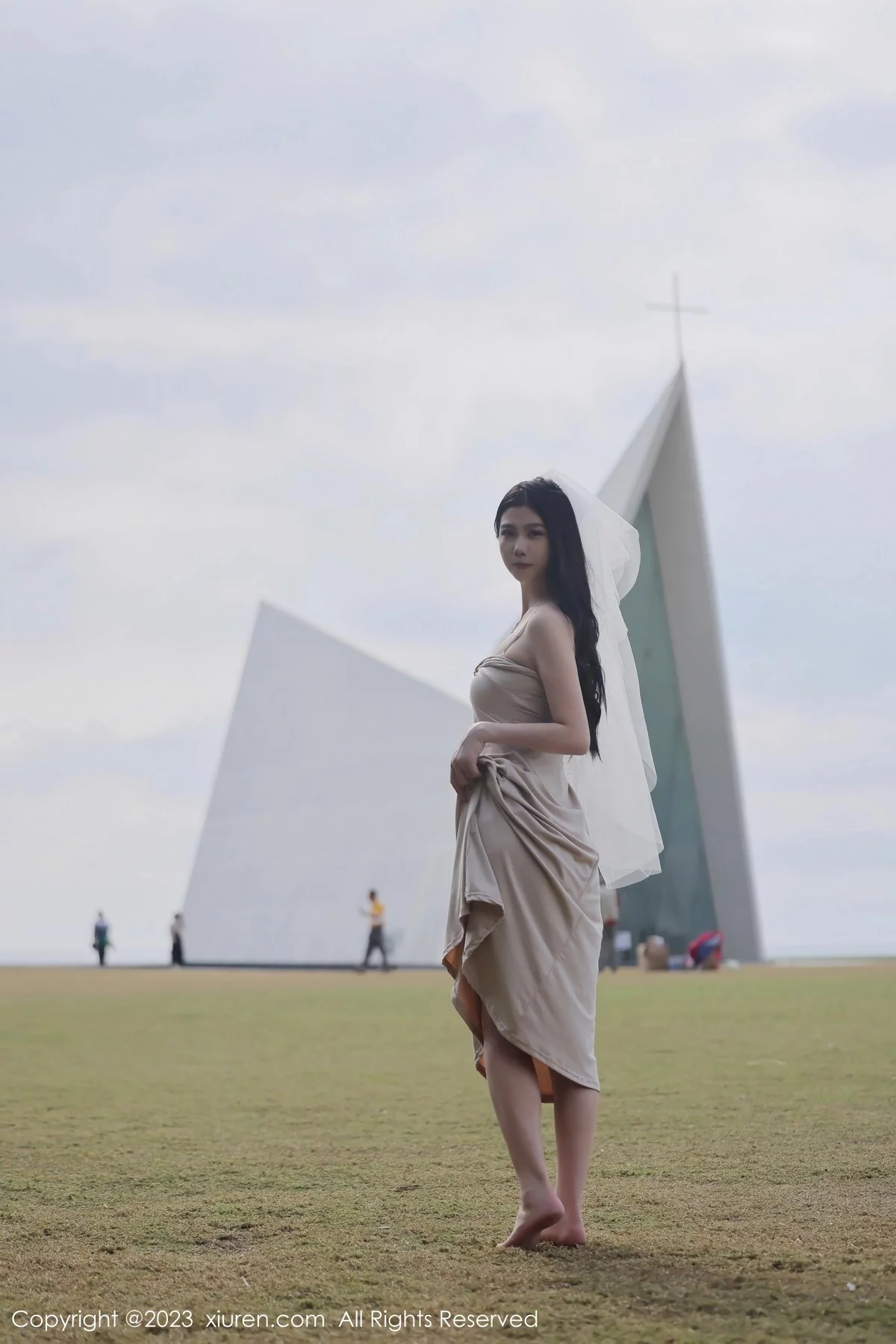 模特李雅柔182CM性感杏色吊带长裙露蕾丝内裤秀美腿诱惑写真55P-第1章-图片1