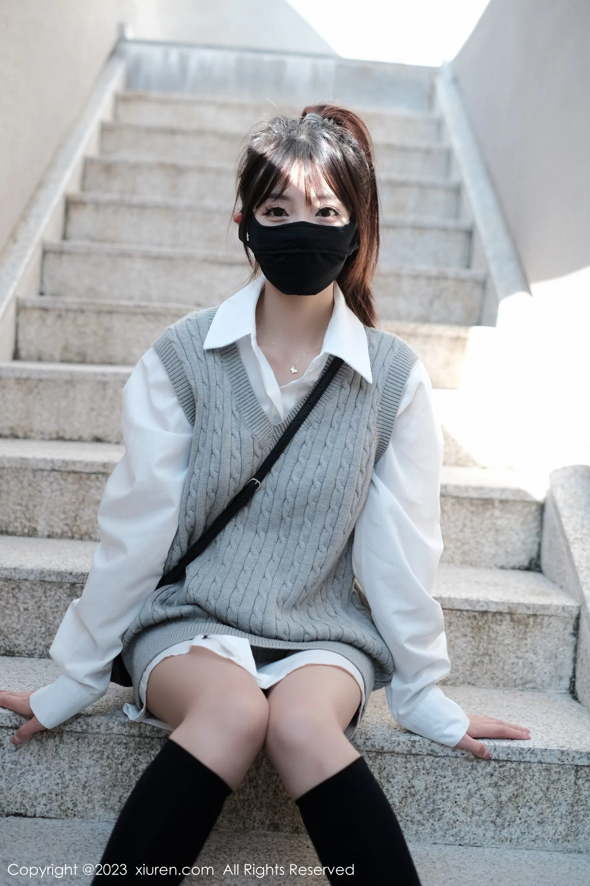 模特佘贝拉bella南京旅拍性感白T配灰色短裙秀完美身材迷人写真59P-第1章-图片2