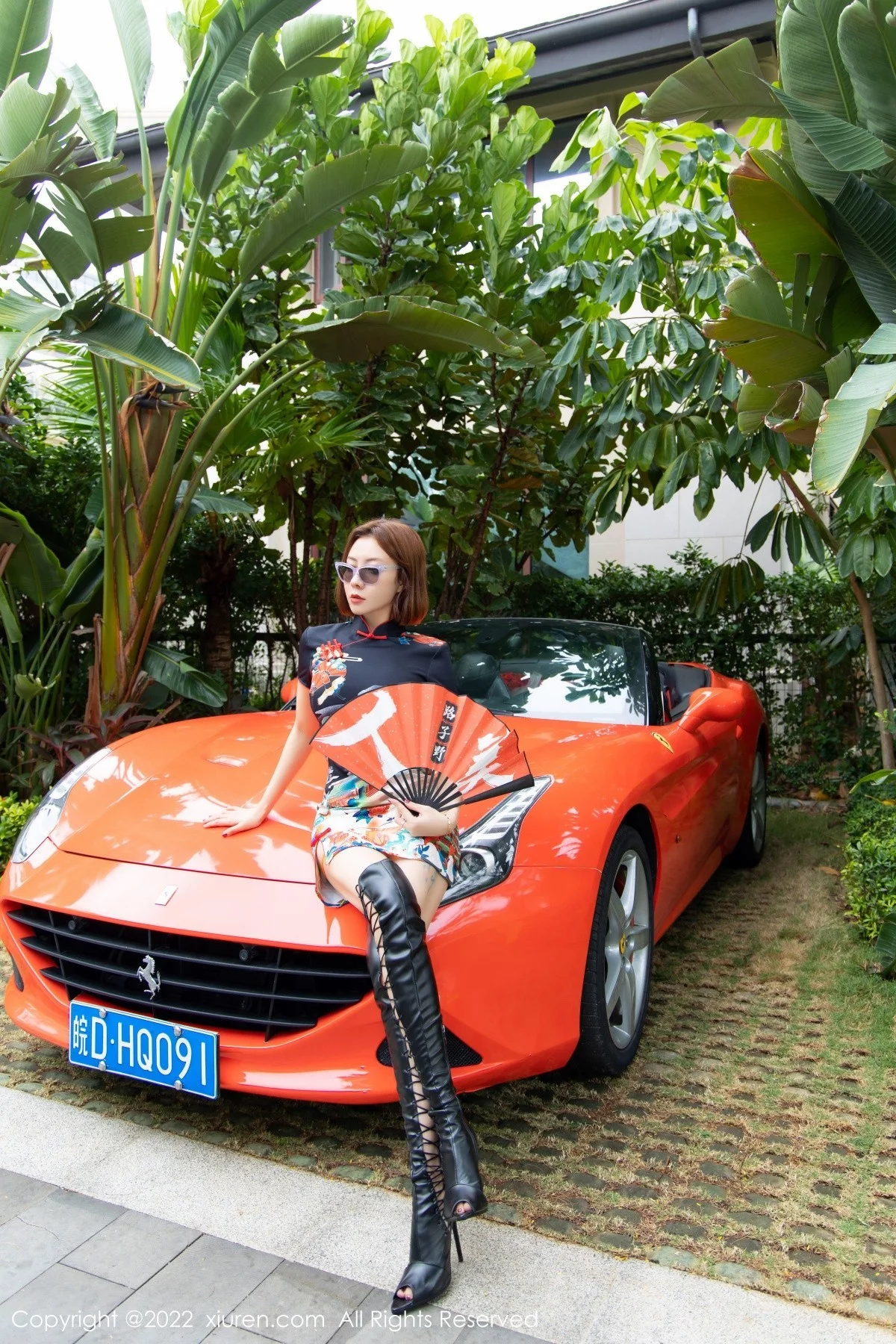 御姐果儿Victoria三亚旅拍户外机车场景脱旗袍露性感内衣诱惑写真43P-第1章-图片2