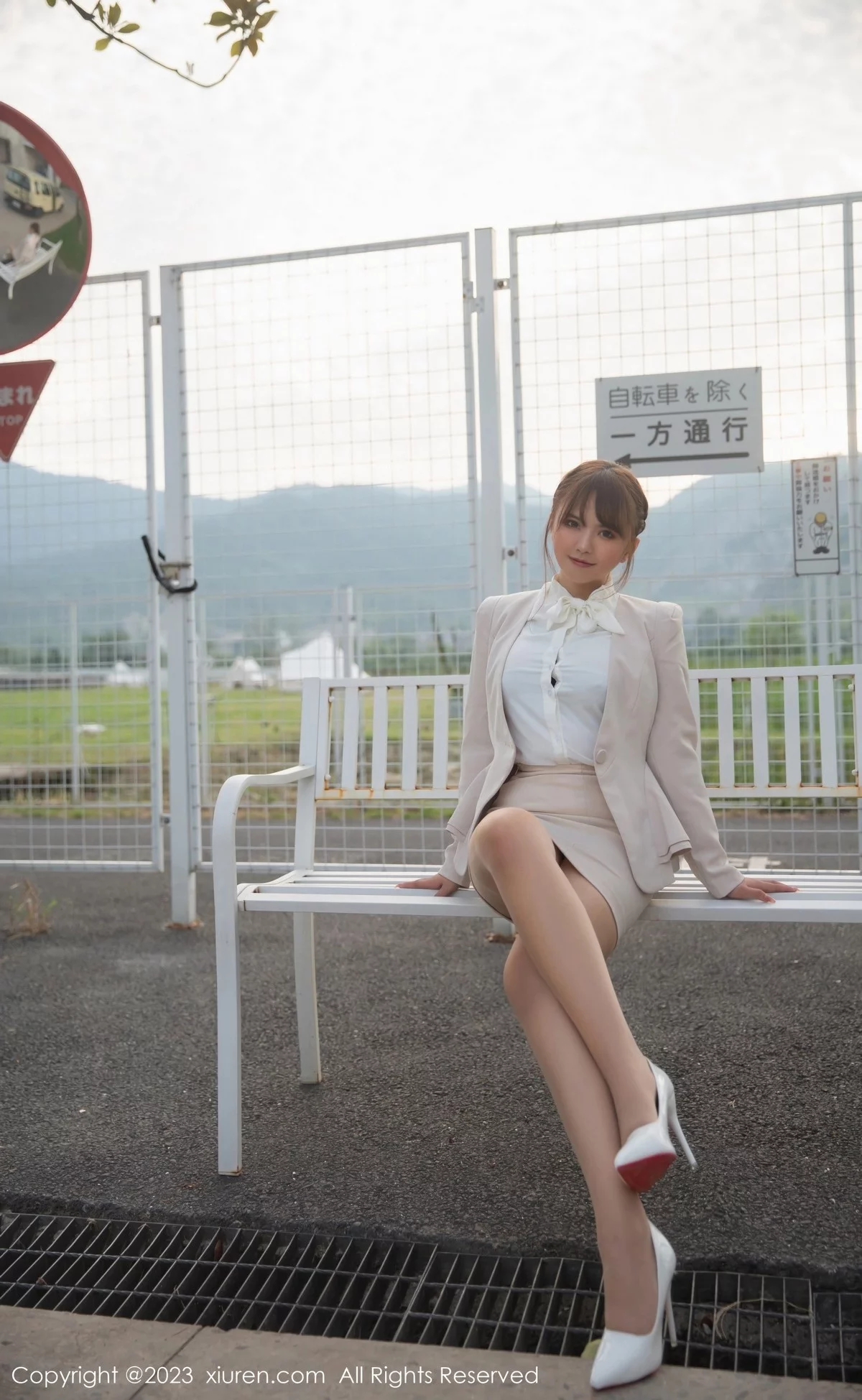 模特张思允Nice户外OL装半脱露性感黑色蕾丝内衣迷人诱惑写真87P-第1章-图片1